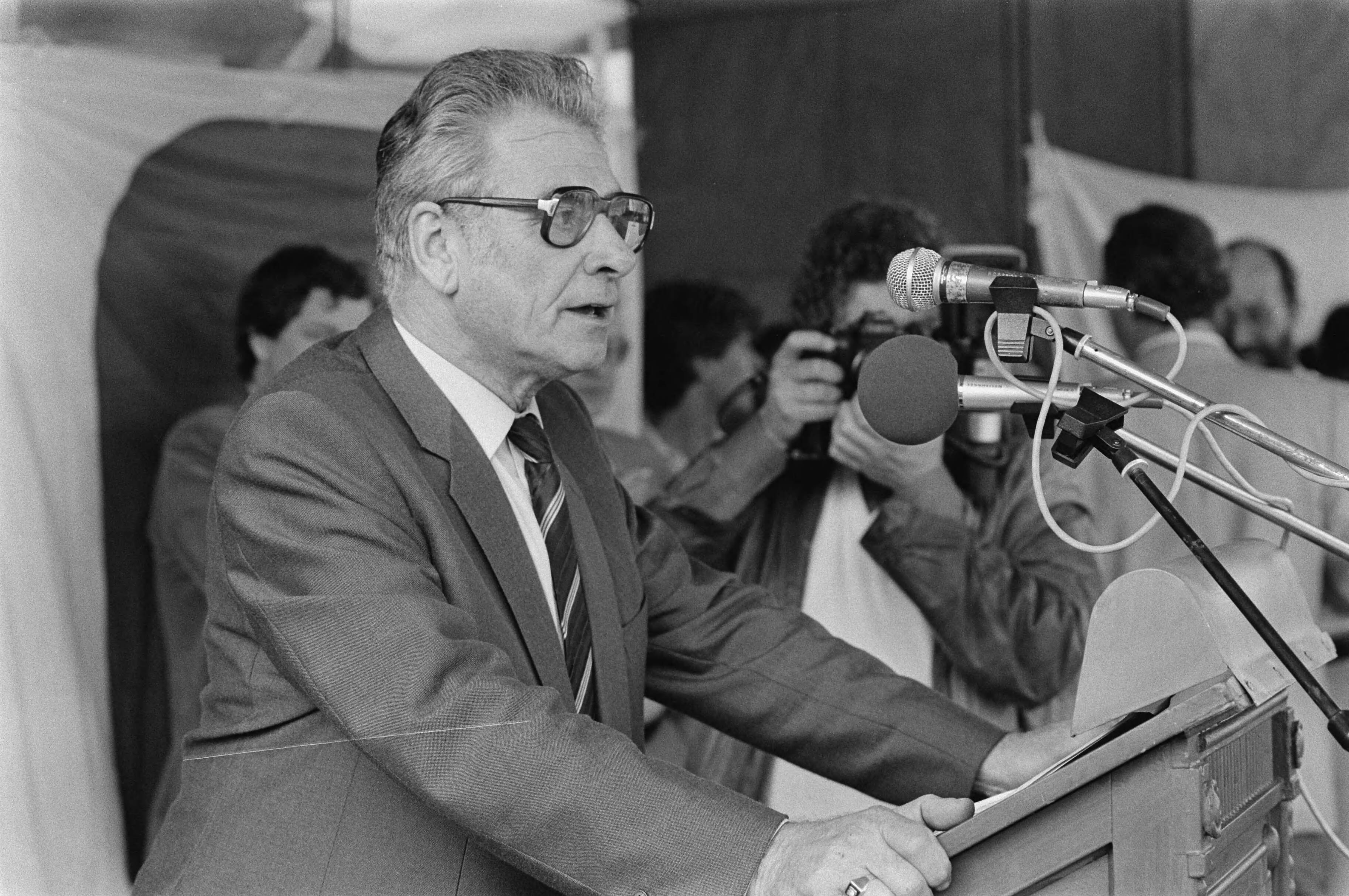 Fotocollectie Anefo — Protestbijeenkomst omroeppersoneel in Hilversum ivm afwijzing CAO door minister Brinkman ; Laurier spreekt — Foto: Croes, Rob C. / Anefo. Licentie: Set B: Rechtenvrij / Publiek Domein. Bron: Nationaal Archief. http://hdl.handle.net/10648/ad450744-d0b4-102d-bcf8-003048976d84