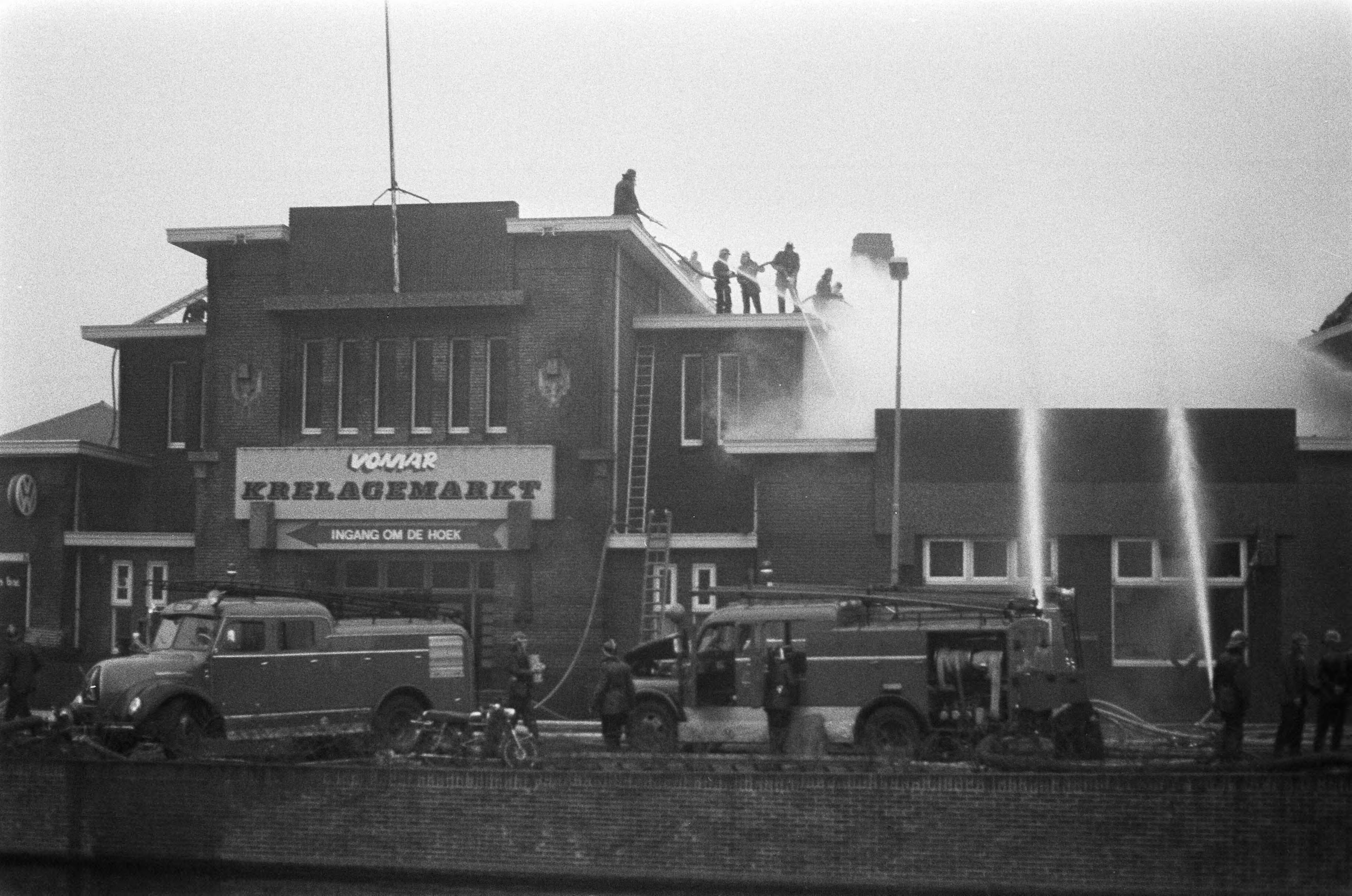Fotocollectie Anefo — Brand in supermarkt te Haarlem — Foto: Peters, Hans / Anefo. Licentie: Set B: Rechtenvrij / Publiek Domein. Bron: Nationaal Archief. http://hdl.handle.net/10648/ac20d118-d0b4-102d-bcf8-003048976d84