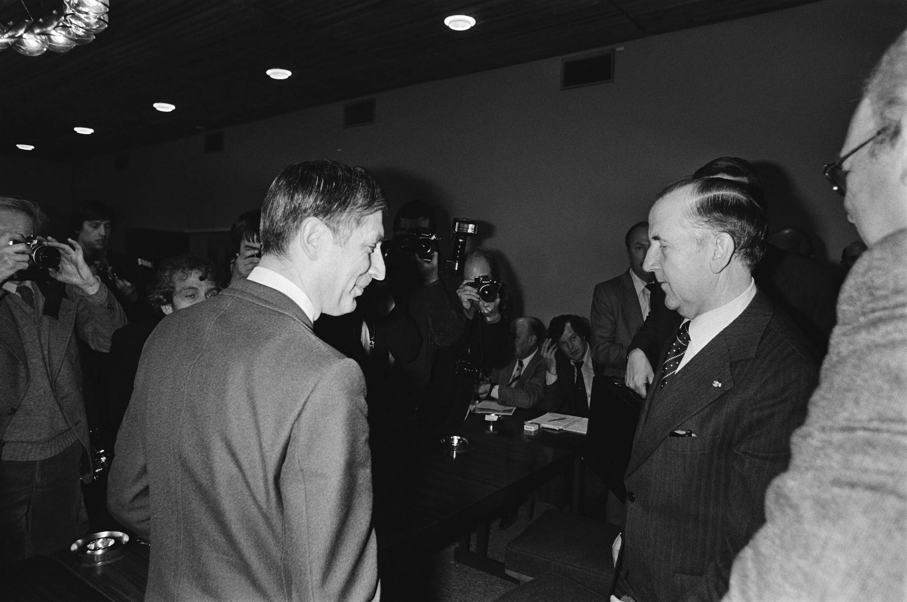 Fotocollectie Anefo — Loonoverleg met regering in SER Den Haag ; premier van Agt en v. Veen (VNO) — Foto: Suyk, Koen / Anefo. Licentie: Set B: Rechtenvrij / Publiek Domein. Bron: Nationaal Archief. http://hdl.handle.net/10648/acd7e8bc-d0b4-102d-bcf8-003048976d84