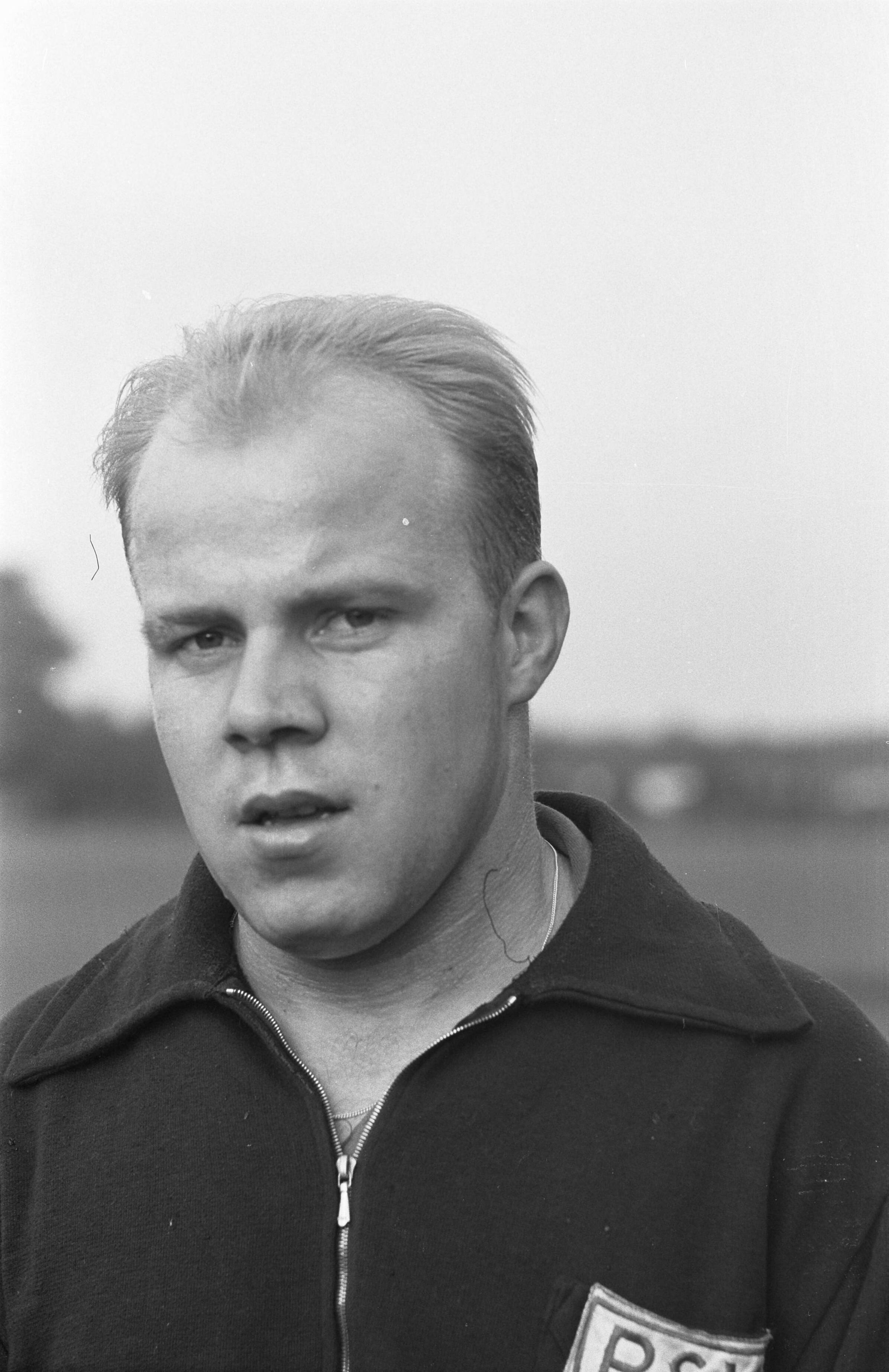 Fotocollectie Anefo — Jong Oranje traint, Gerard Hoenen (PSV) — Foto: Pot, Harry / Anefo. Licentie: Set B: Rechtenvrij / Publiek Domein. Bron: Nationaal Archief. http://hdl.handle.net/10648/aa1dd1ae-d0b4-102d-bcf8-003048976d84