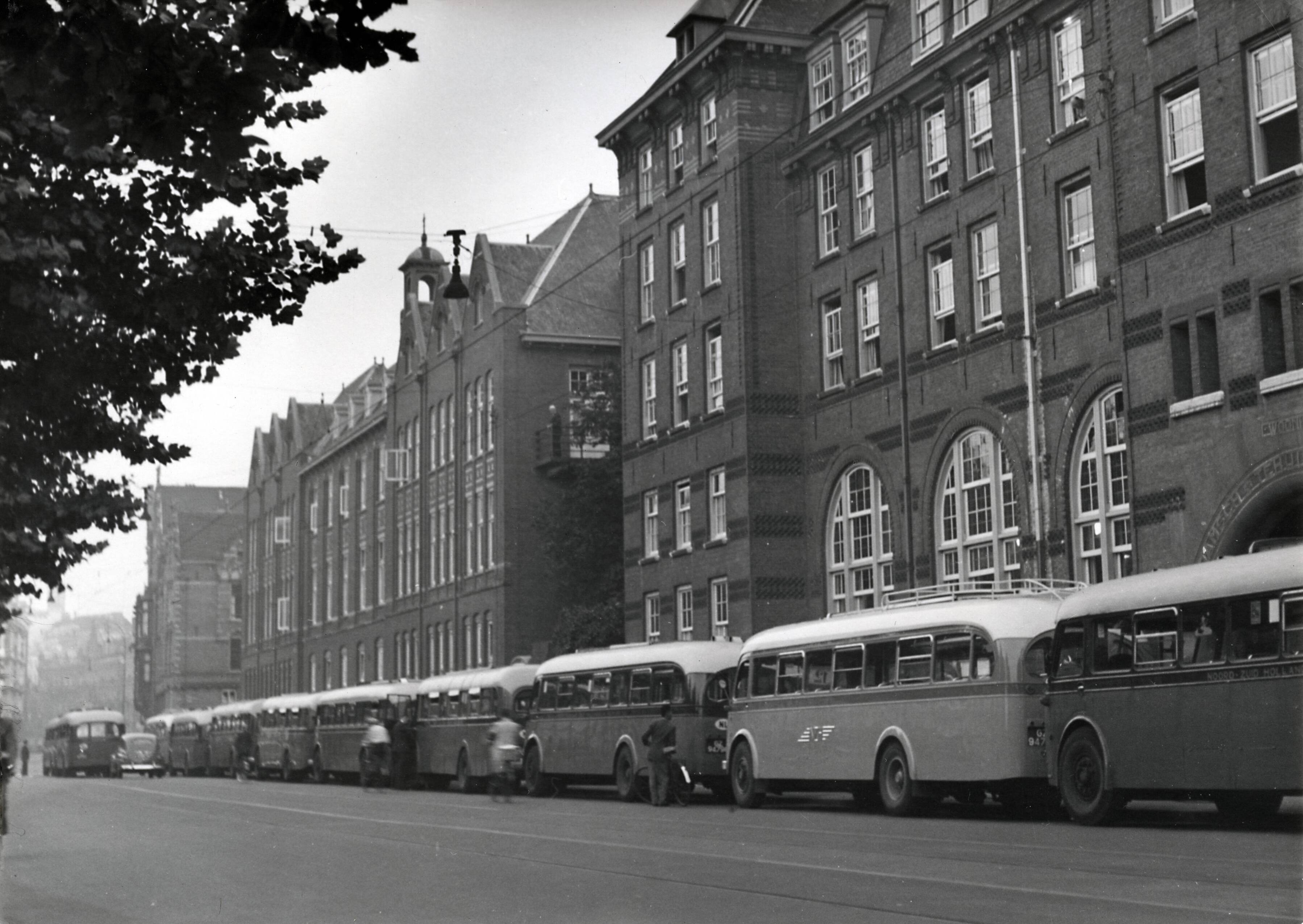 Drukkerij Spaarnestad — [40-jarig jubileum N.V. De Spaarnestad] [feestavond in de Stadsschouwburg] [een lange rij bussen die het personeel naar de Stadsschouwburg bracht] — Foto: Fotograaf Onbekend / Fotobureau onbekend / Spaarnestad Photo (05887). Licentie: Set B: Rechtenvrij / Publiek Domein. Bron: Nationaal Archief. http://hdl.handle.net/10648/35429da6-3a18-a382-e063-6df0900a6686