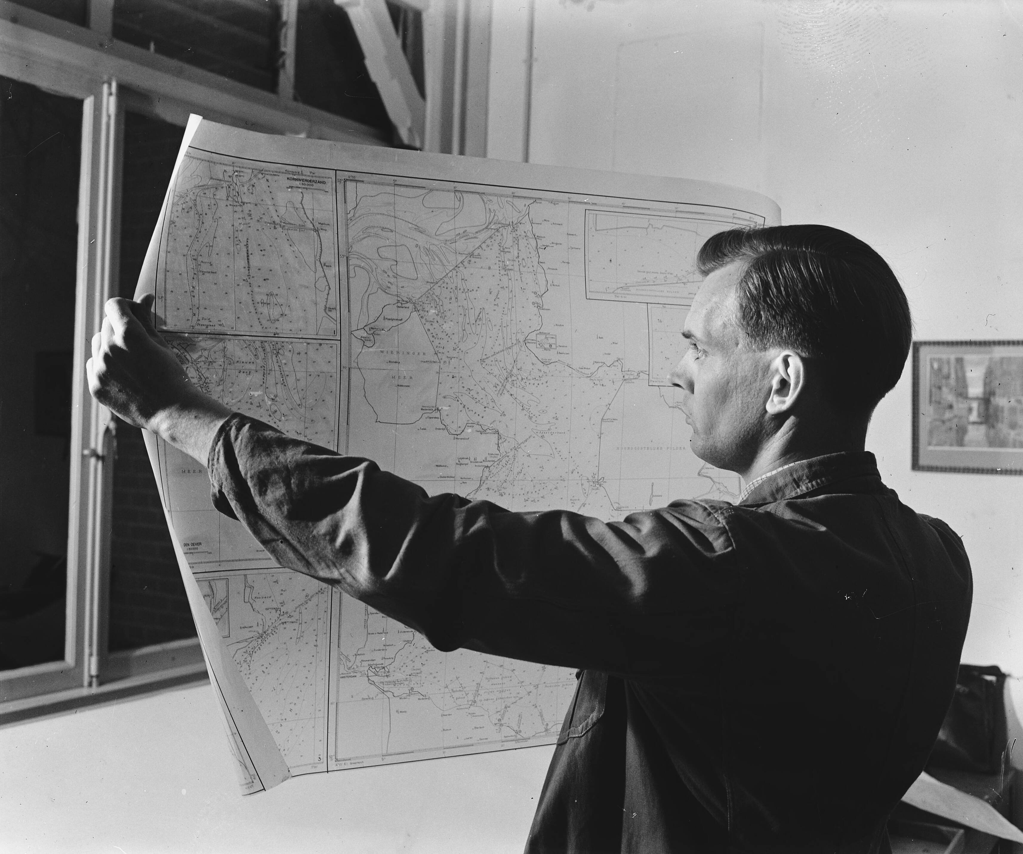 Fotocollectie Anefo — Werkzaamheden in het Hydrografisch Instituut Den Haag — Foto: Raucamp, Koos / Anefo. Licentie: Set B: Rechtenvrij / Publiek Domein. Bron: Nationaal Archief. http://hdl.handle.net/10648/a896d204-d0b4-102d-bcf8-003048976d84