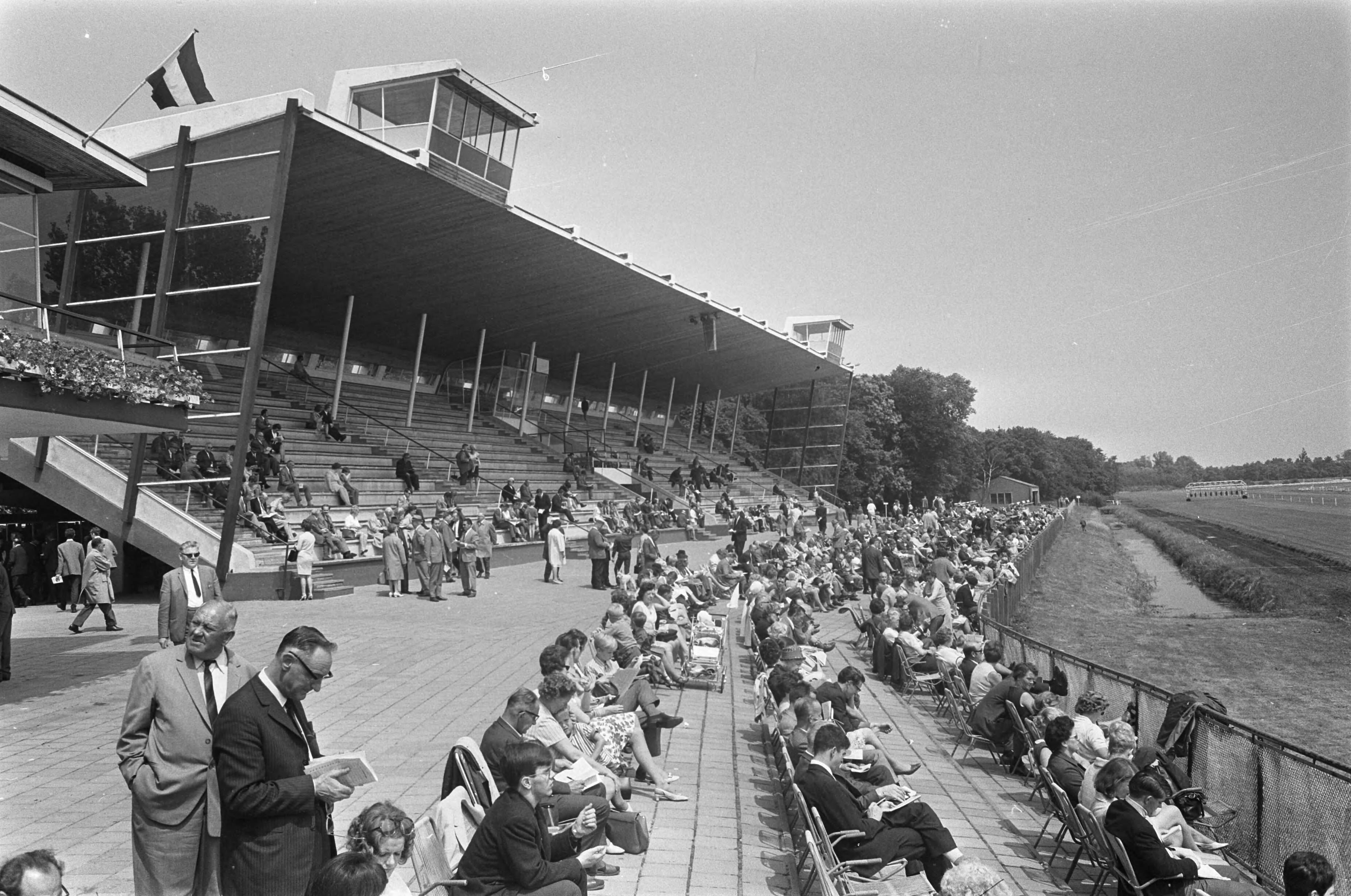 Fotocollectie Anefo — Opdracht Elsevier. Totalisator op Duindigt — Foto: Koch, Eric / Anefo. Licentie: Set B: Rechtenvrij / Publiek Domein. Bron: Nationaal Archief. http://hdl.handle.net/10648/ab466046-d0b4-102d-bcf8-003048976d84