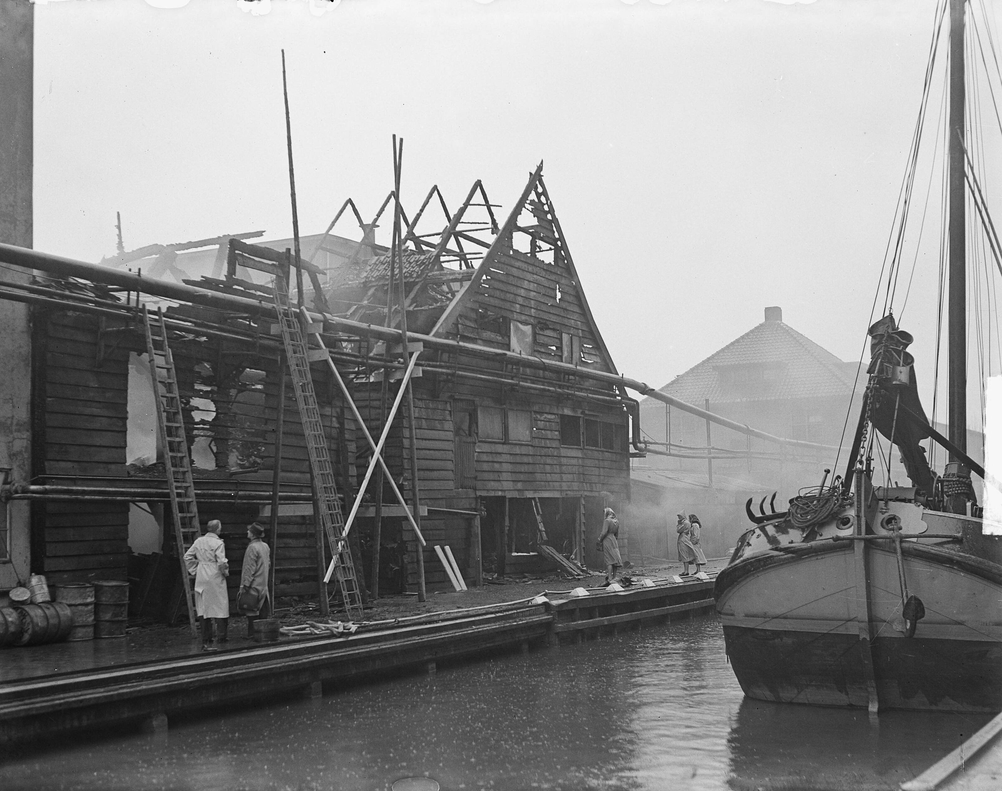 Fotocollectie Anefo — Brand bij Duyvis, Koog aan de Zaan — Foto: Noske, J.D. / Anefo. Licentie: Set B: Rechtenvrij / Publiek Domein. Bron: Nationaal Archief. http://hdl.handle.net/10648/a8d73ae2-d0b4-102d-bcf8-003048976d84