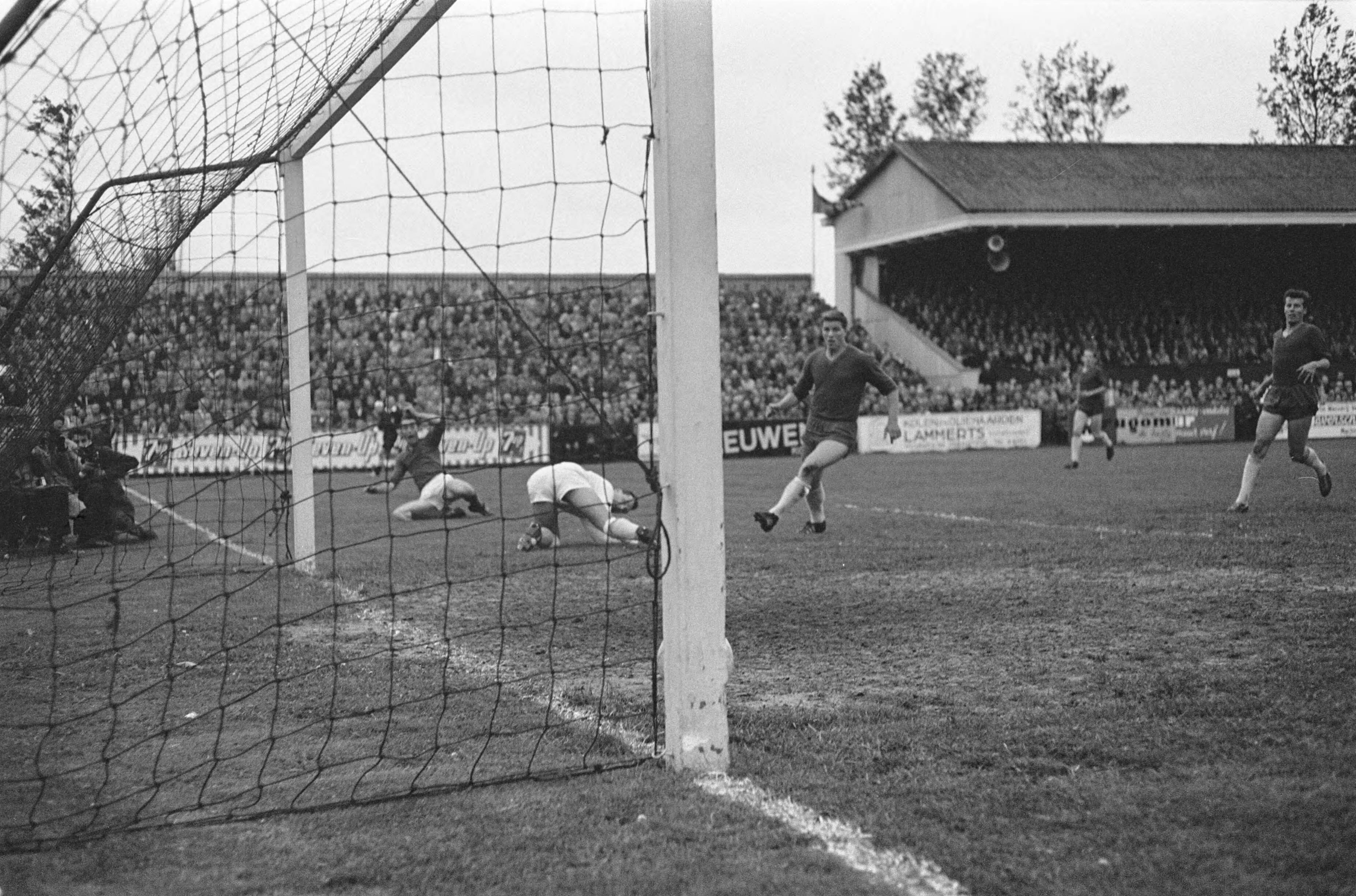 Fotocollectie Anefo — Voetbal. Promotiewedstrijd voor 1e divisie. Haarlem tegen VSV 2-2 na verlenging. Spelmoment voor het doel van Haarlem — Foto: Pot, Harry / Anefo. Licentie: Set B: Rechtenvrij / Publiek Domein. Bron: Nationaal Archief. http://hdl.handle.net/10648/aa3b7088-d0b4-102d-bcf8-003048976d84