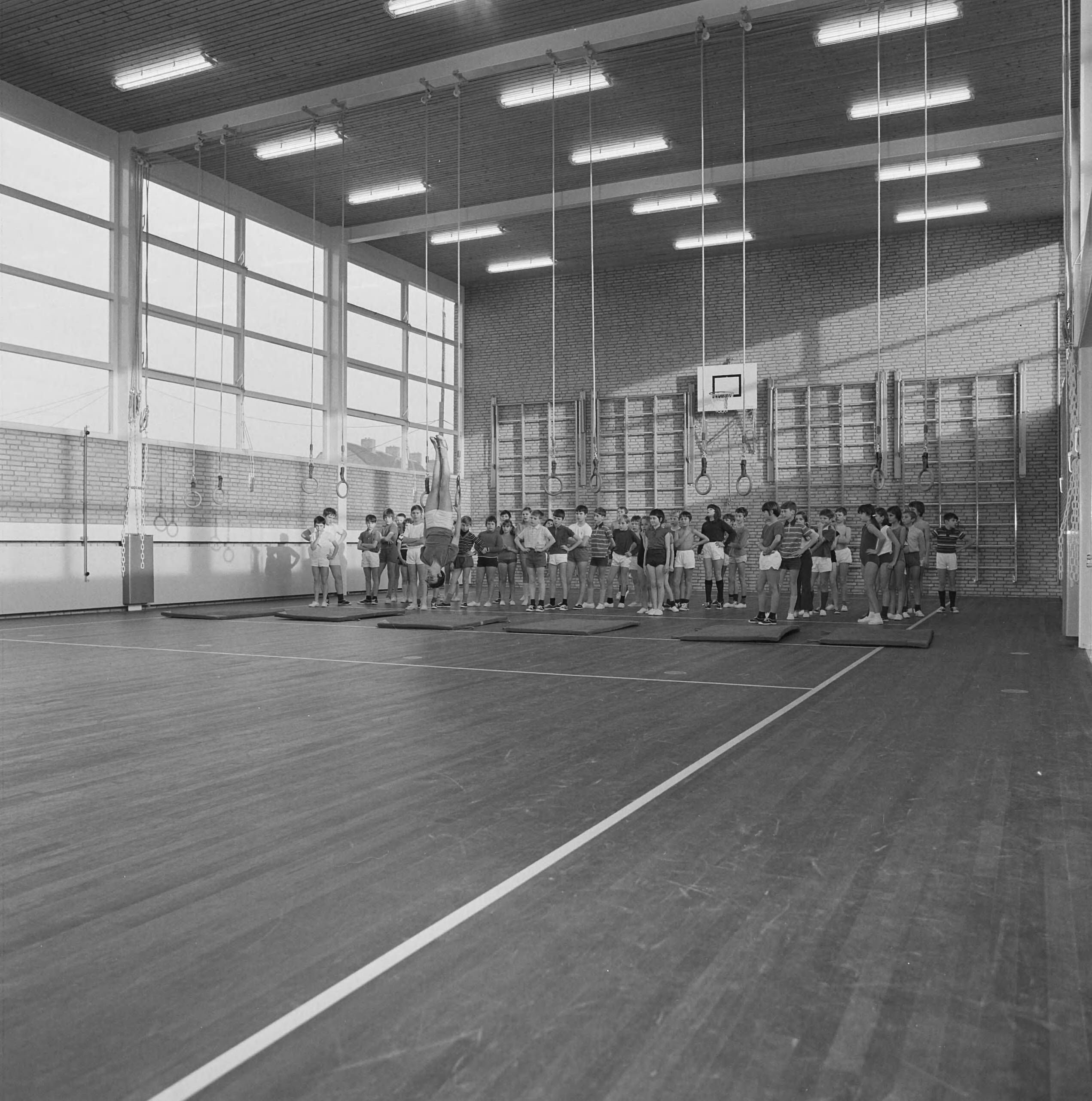 Fotocollectie Nederlandse Heidemaatschappij — Amstenrade. Gymzaal project Sleutelbouw bv — Foto: Fotograaf Onbekend / Heidemij. Licentie: Set B: Rechtenvrij / Publiek Domein. Bron: Nationaal Archief. http://hdl.handle.net/10648/ae840ae2-d0b4-102d-bcf8-003048976d84