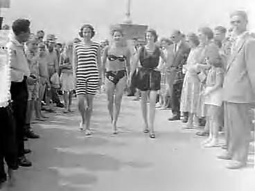 Fotocollectie Anefo — Badpakkenshow bij Hotel Bouwens te Zandvoort — Foto: Pot, Harry / Anefo. Licentie: Set B: Rechtenvrij / Publiek Domein. Bron: Nationaal Archief. http://hdl.handle.net/10648/a94c2ec4-d0b4-102d-bcf8-003048976d84