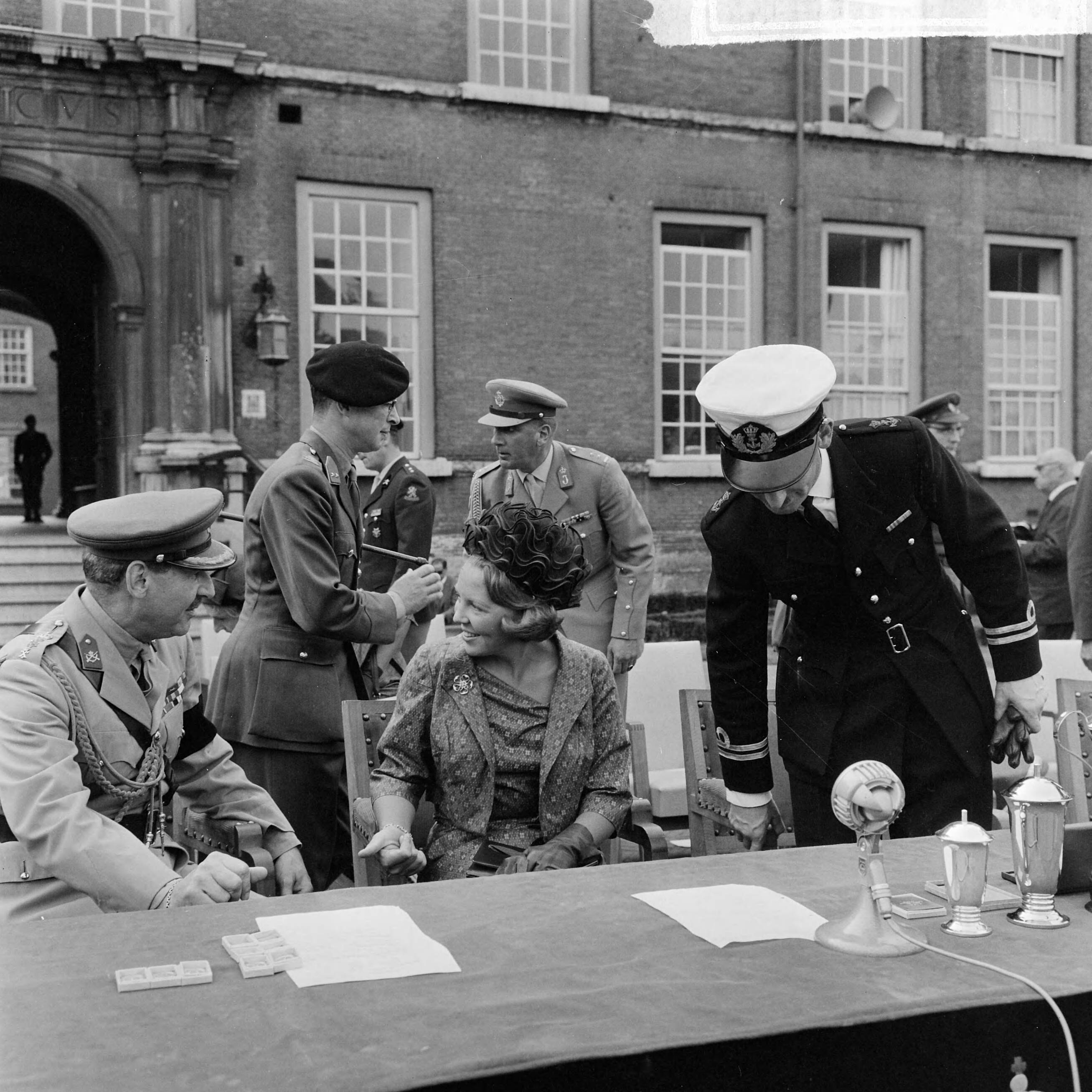 Fotocollectie Anefo — Prinses Beatrix bezoekt KMA te Breda, Prinses Beatrix — Foto: Pot, Harry / Anefo. Licentie: Set B: Rechtenvrij / Publiek Domein. Bron: Nationaal Archief. http://hdl.handle.net/10648/aa77ee96-d0b4-102d-bcf8-003048976d84