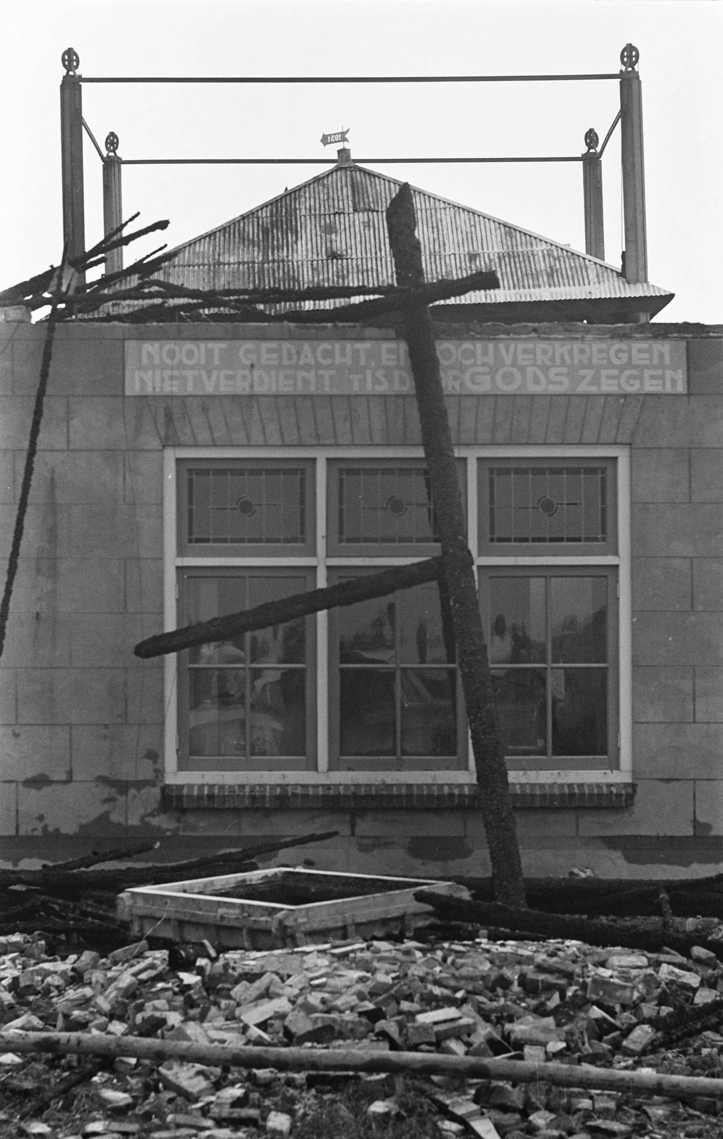 Fotocollectie Anefo — Straaljager van de vliegbasis Leeuwarden stort neer op boerderij bij Nieuwkoop, voorpui van de boerderij — Foto: Pot, Harry / Anefo. Licentie: Set B: Rechtenvrij / Publiek Domein. Bron: Nationaal Archief. http://hdl.handle.net/10648/a999640a-d0b4-102d-bcf8-003048976d84