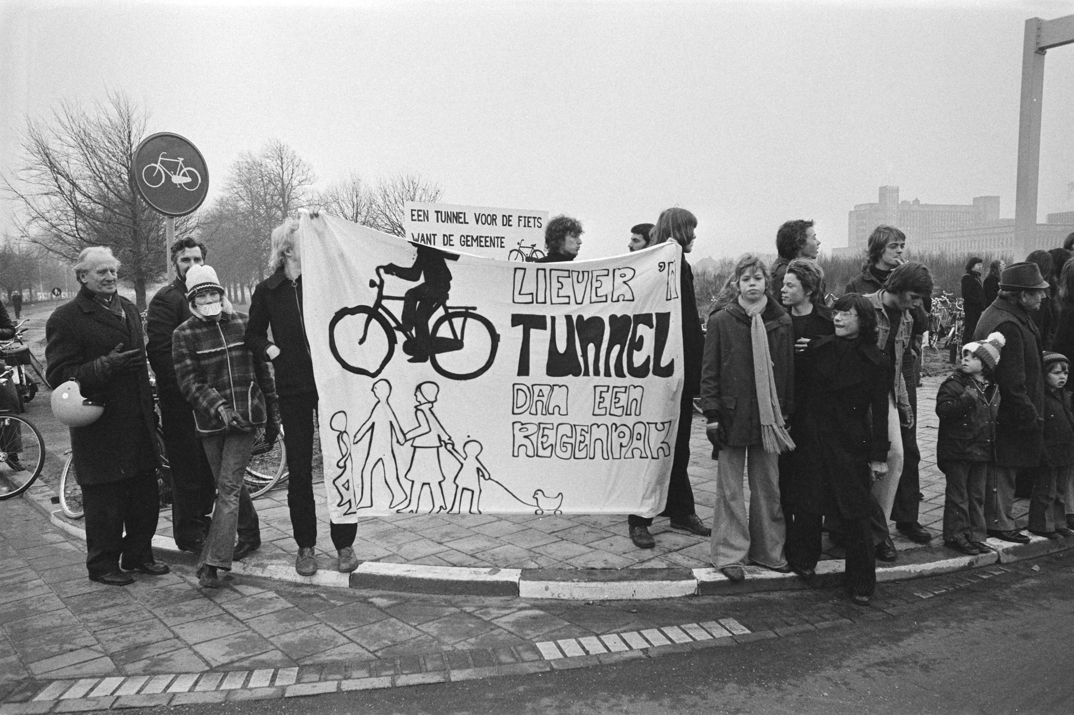 Fotocollectie Anefo — Minister Westerterp opent nieuwe weg Den Haag naar Voorburg, de Utrechtse Baan ; demonstratie voor fietstun tijdens opening — Foto: Peters, Hans / Anefo. Licentie: Set B: Rechtenvrij / Publiek Domein. Bron: Nationaal Archief. http://hdl.handle.net/10648/ac9267a6-d0b4-102d-bcf8-003048976d84
