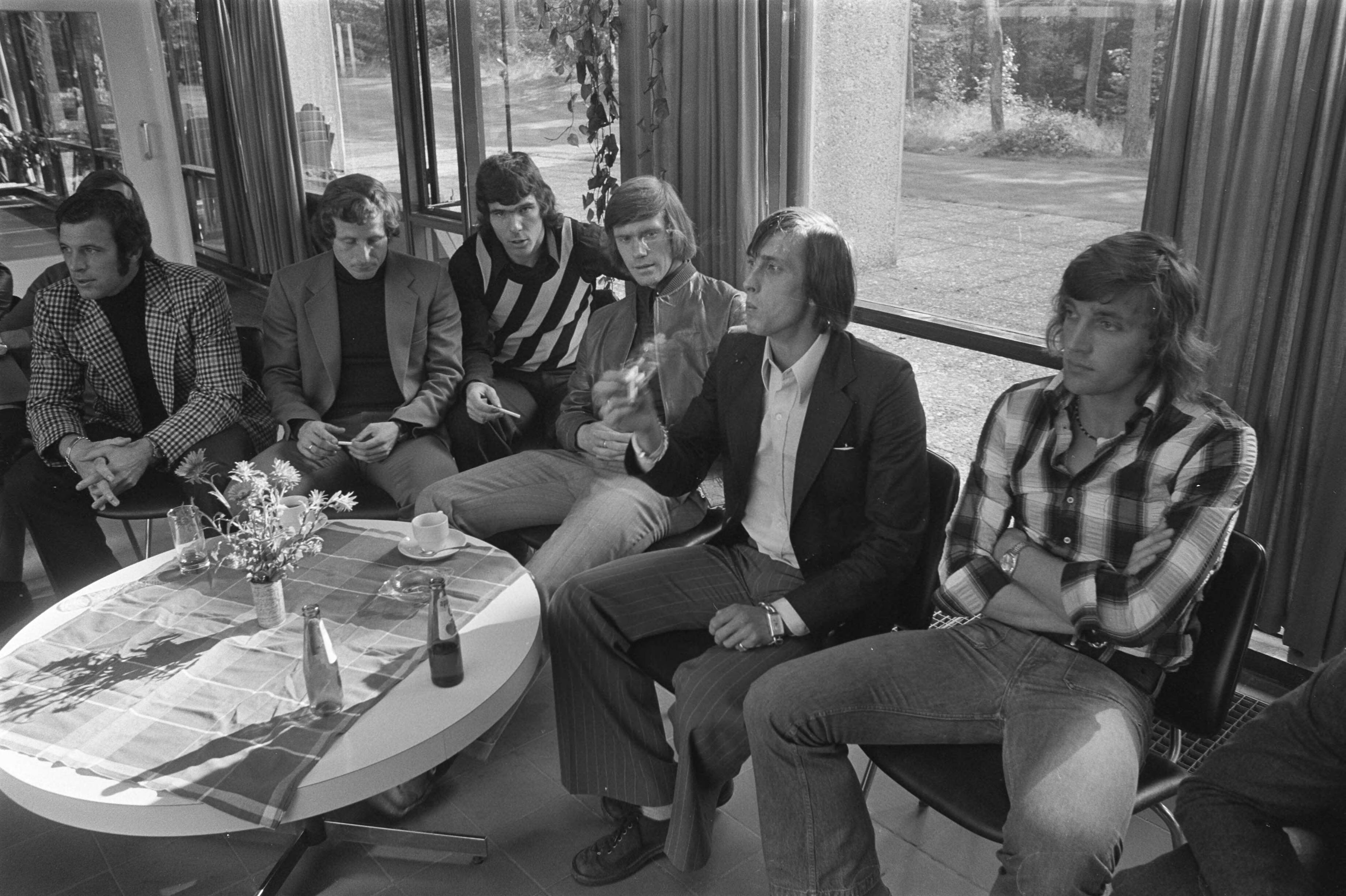 Fotocollectie Anefo — Verg. Ned. elftalselectie en KNVB te Zeist over financiele regeling Stuy, Schneider, Van Hanegem , Wery, Cruijff en Krol — Foto: Verhoeff, Bert / Anefo. Licentie: Set B: Rechtenvrij / Publiek Domein. Bron: Nationaal Archief. http://hdl.handle.net/10648/abf653b6-d0b4-102d-bcf8-003048976d84