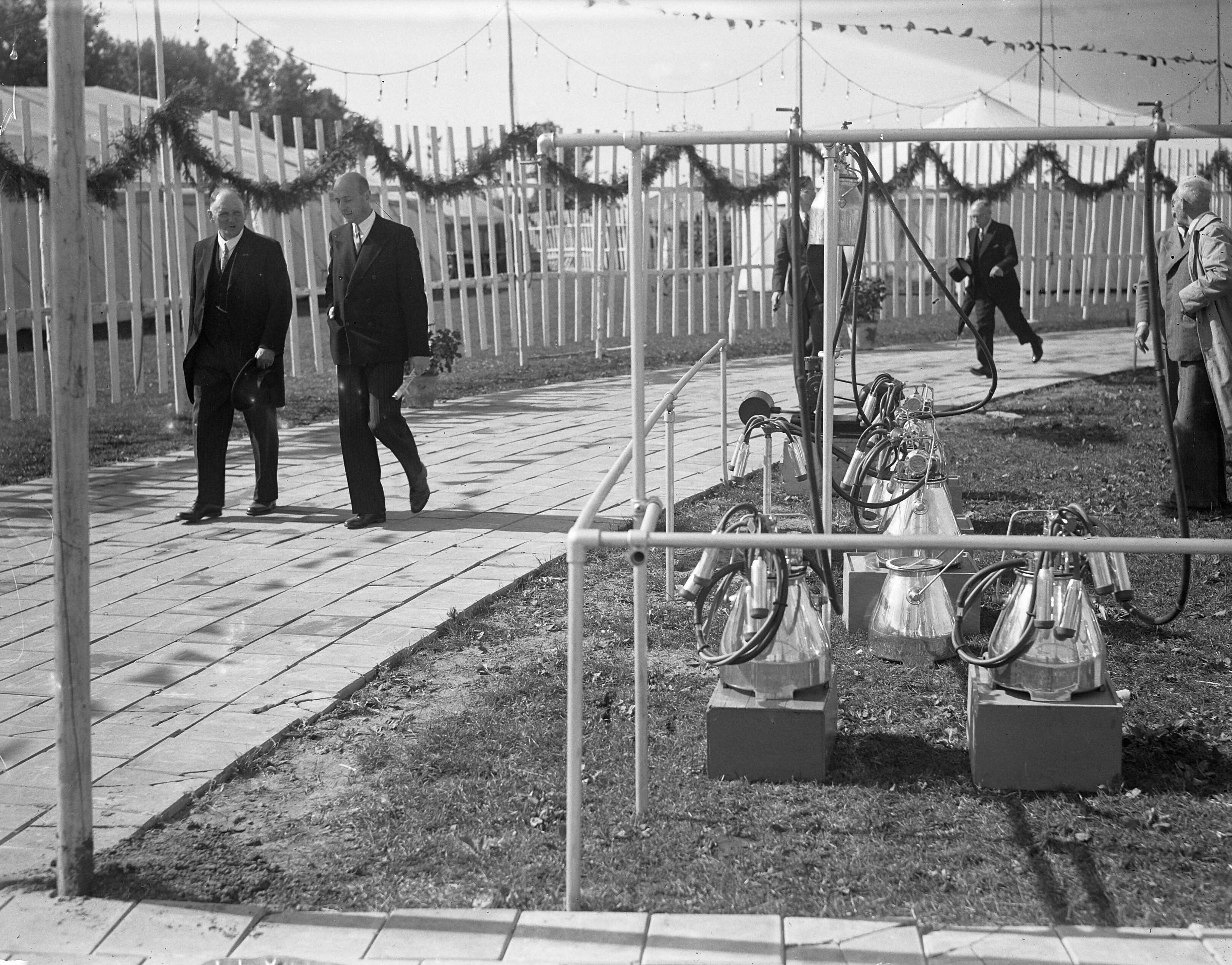 Fotocollectie Anefo — Opening Landbouwtentoonstelling te Leeuwarden [minister Mansholt tijdens een rondgang] — Foto: Noske, J.D. / Anefo. Licentie: Set B: Rechtenvrij / Publiek Domein. Bron: Nationaal Archief. http://hdl.handle.net/10648/a8ad50c4-d0b4-102d-bcf8-003048976d84