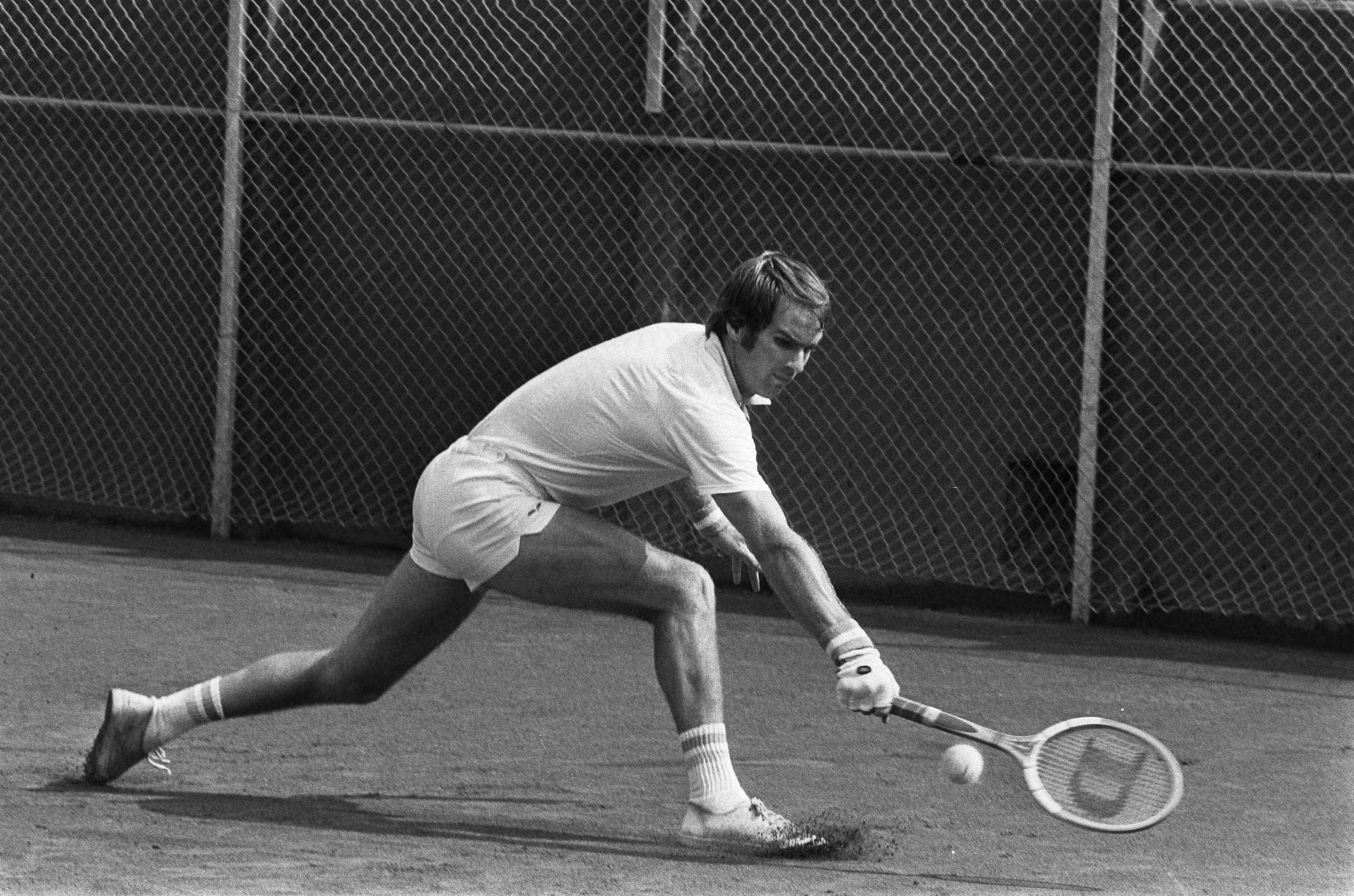 Nationale tenniskampioenschappen op de METS-tennisbanen 1975 — Hemmes in aktie — Foto: Mieremet, Rob / Anefo. Licentie: Set B: Rechtenvrij / Publiek Domein. Bron: Nationaal Archief. http://hdl.handle.net/10648/ac6f9f78-d0b4-102d-bcf8-003048976d84