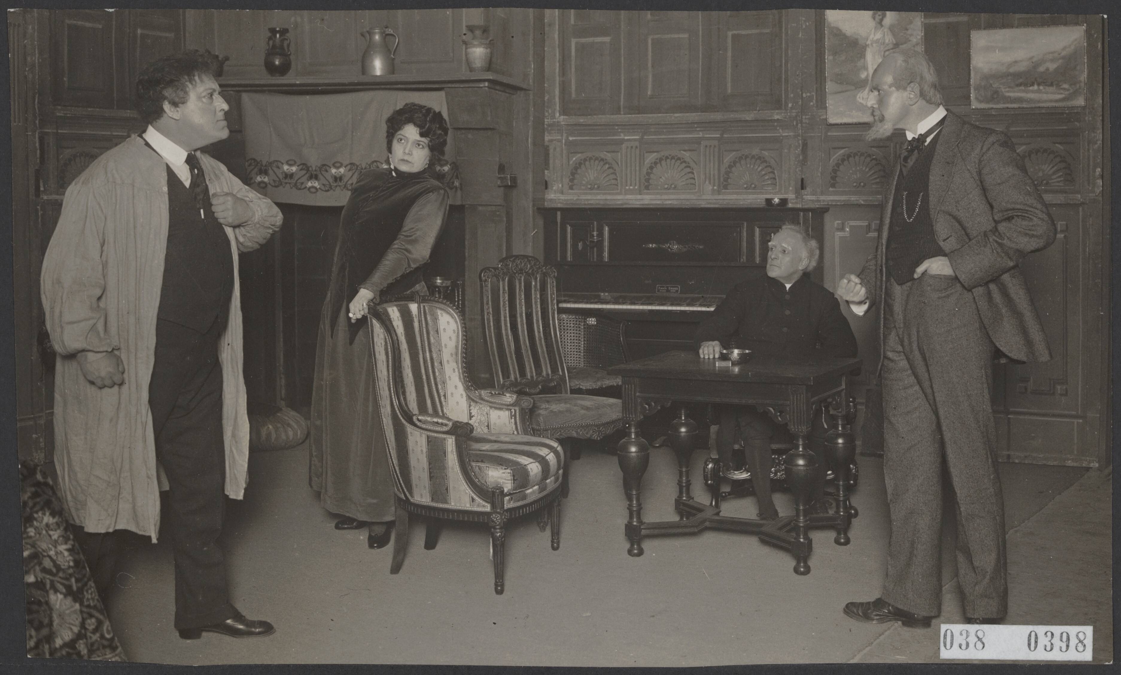 Fotocollectie Elsevier Binnenland — Scene uit "Het Gouden Juk" door het Schouwtoneel. Ko van Dijk, Lena Kley, N. van Warmerlo, Ezerman — Foto: N.V. Vereenigde Fotobureaux. Licentie: Set B: Rechtenvrij / Publiek Domein. Bron: Nationaal Archief. http://hdl.handle.net/10648/adf16fd4-d0b4-102d-bcf8-003048976d84