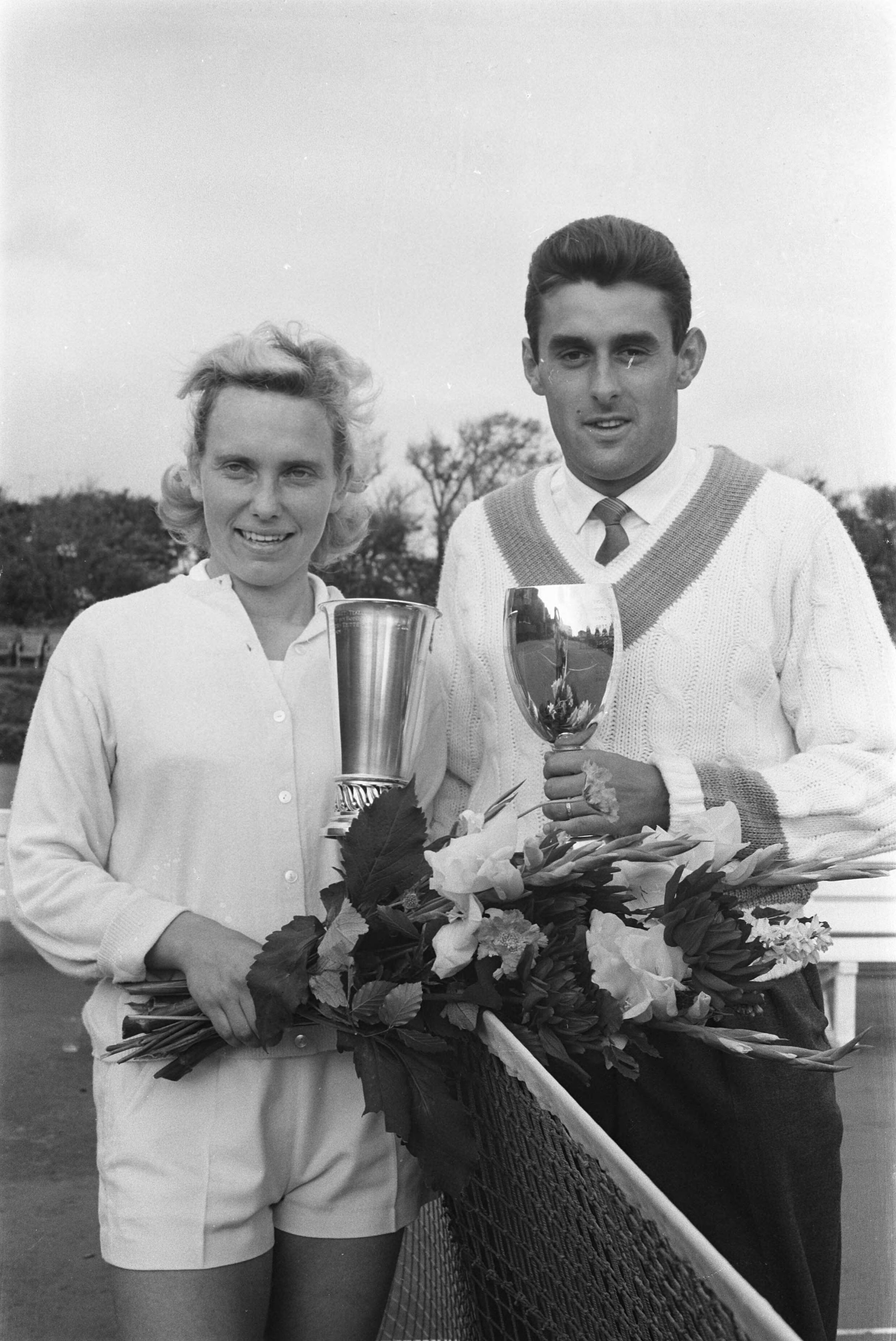 Fotocollectie Anefo — Nationale Tenniskampioenschappen. Winnaars enkelspel Jetty Baars-Wienese en Piet van Eysden — Foto: Pot, Harry / Anefo. Licentie: Set B: Rechtenvrij / Publiek Domein. Bron: Nationaal Archief. http://hdl.handle.net/10648/a9dff2c6-d0b4-102d-bcf8-003048976d84