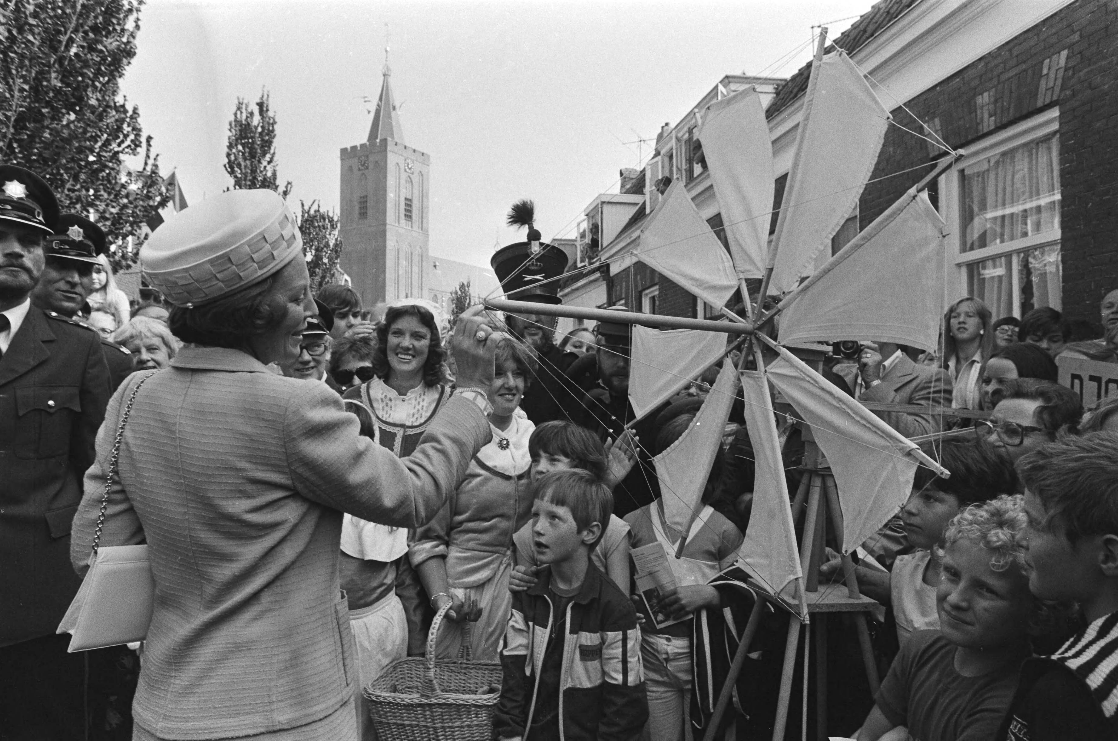 Viering 75-jarig bestaan van Ver. tot Behoud van Natuurmonumenten in Naarden, bijgewoond door koningin Beatrix en prins Claus — De koningin liet een windmolen demonstreren — Foto: Dijk, Hans van / Anefo. Licentie: Set B: Rechtenvrij / Publiek Domein. Bron: Nationaal Archief. http://hdl.handle.net/10648/ace85602-d0b4-102d-bcf8-003048976d84