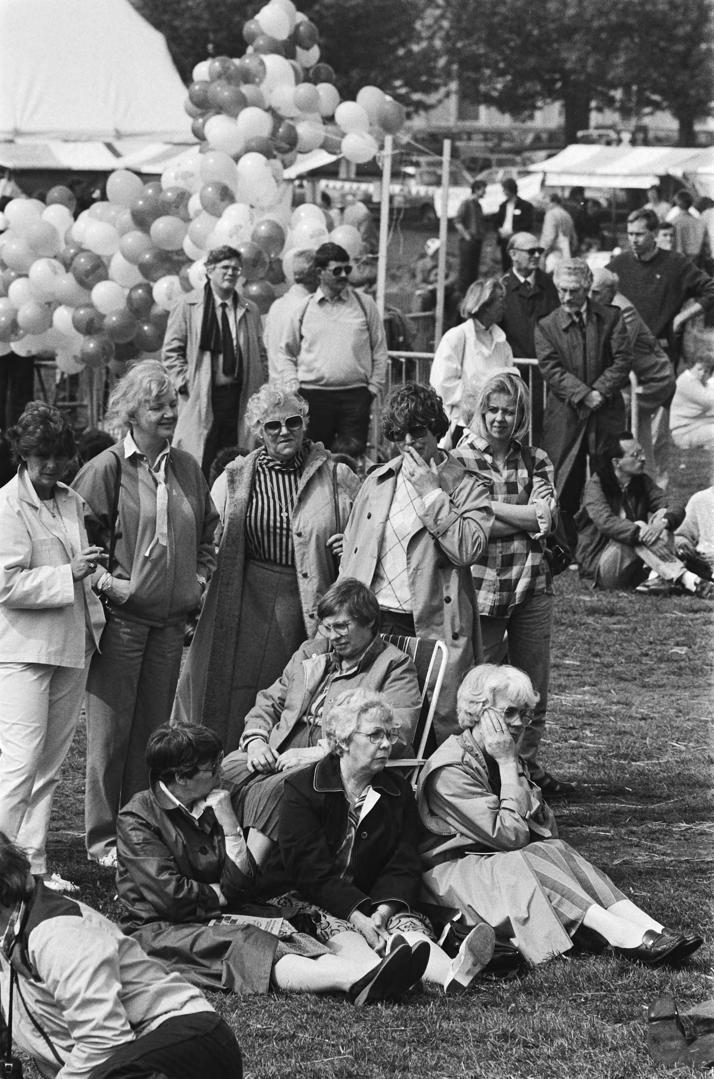 Fotocollectie Anefo — Manifestatie "Het andere gezicht van de kerk" op Malieveld te Den Haag i.v.m. komend Pausbezoek — Foto: Croes, Rob C. / Anefo. Licentie: Set B: Rechtenvrij / Publiek Domein. Bron: Nationaal Archief. http://hdl.handle.net/10648/ad467f7a-d0b4-102d-bcf8-003048976d84
