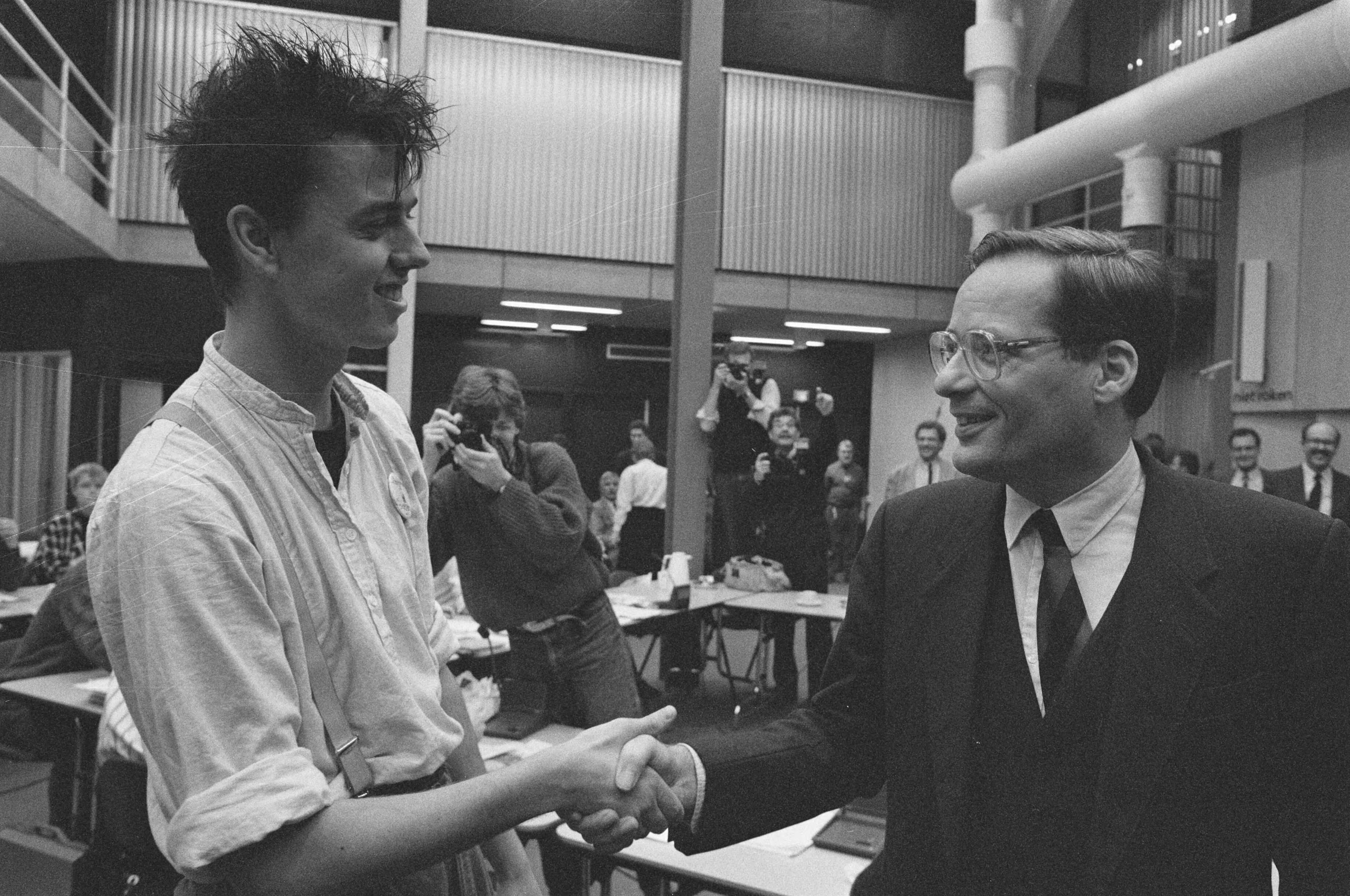 Fotocollectie Anefo — Zoetermeer, min Deetman praat met vertegenwoordiger studentenorganisaties; minister Deetmangroet Maarten van Poelgeest — Foto: Croes, Rob C. / Anefo. Licentie: Set B: Rechtenvrij / Publiek Domein. Bron: Nationaal Archief. http://hdl.handle.net/10648/ad6ef89c-d0b4-102d-bcf8-003048976d84