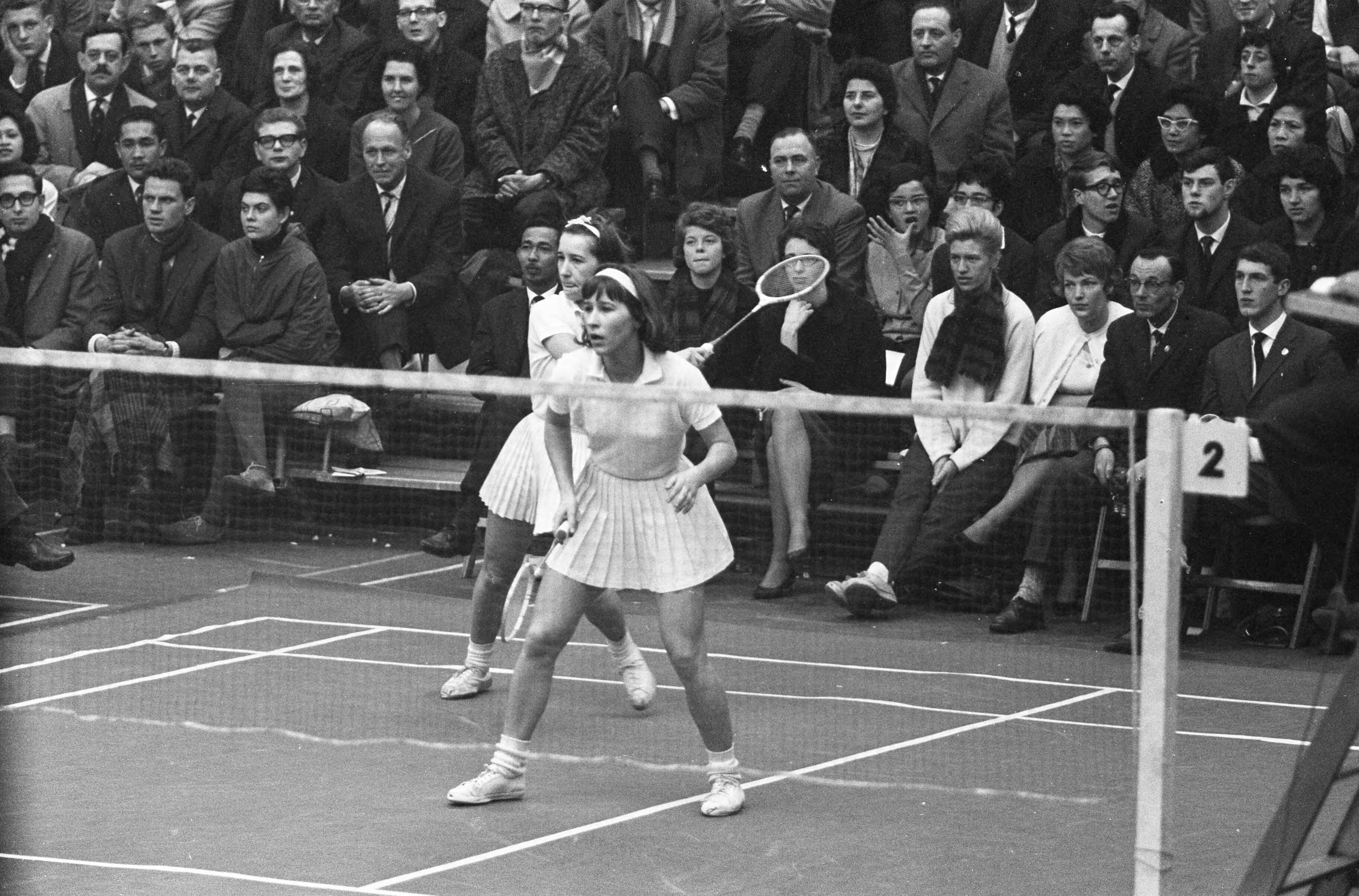 Fotocollectie Anefo — Internationale Badmintonkampioenschappen te Haarlem. Het Deense dames dubbel Flindt in aktie — Foto: Pot, Harry / Anefo. Licentie: Set B: Rechtenvrij / Publiek Domein. Bron: Nationaal Archief. http://hdl.handle.net/10648/aa294502-d0b4-102d-bcf8-003048976d84