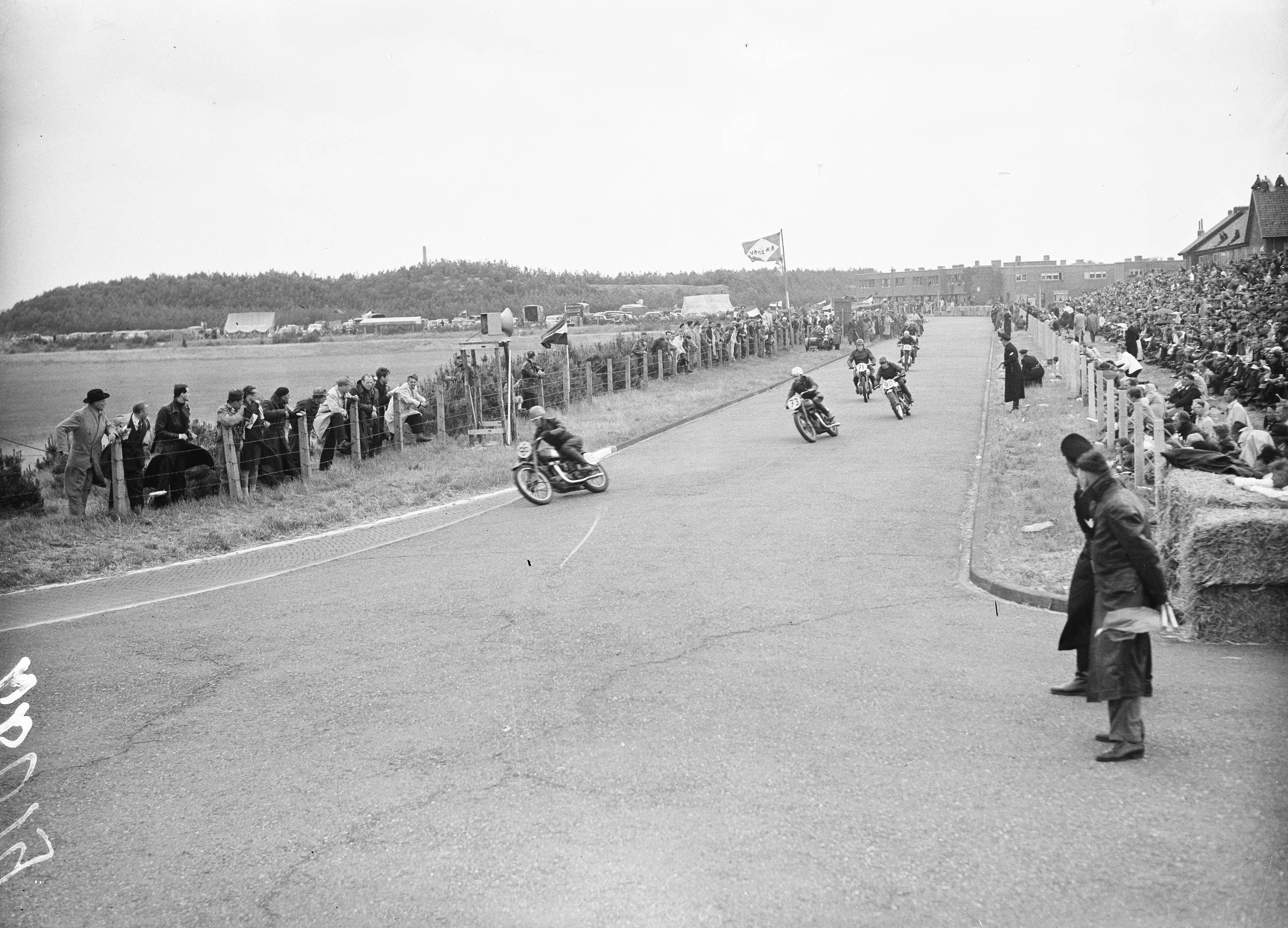 Nationale Motorwedstrijden Zandvoort — Foto: Sagers, Harry / Anefo. — Licentie: Set B: Rechtenvrij / Publiek Domein. Bron: Nationaal Archief. http://hdl.handle.net/10648/a8a90276-d0b4-102d-bcf8-003048976d84