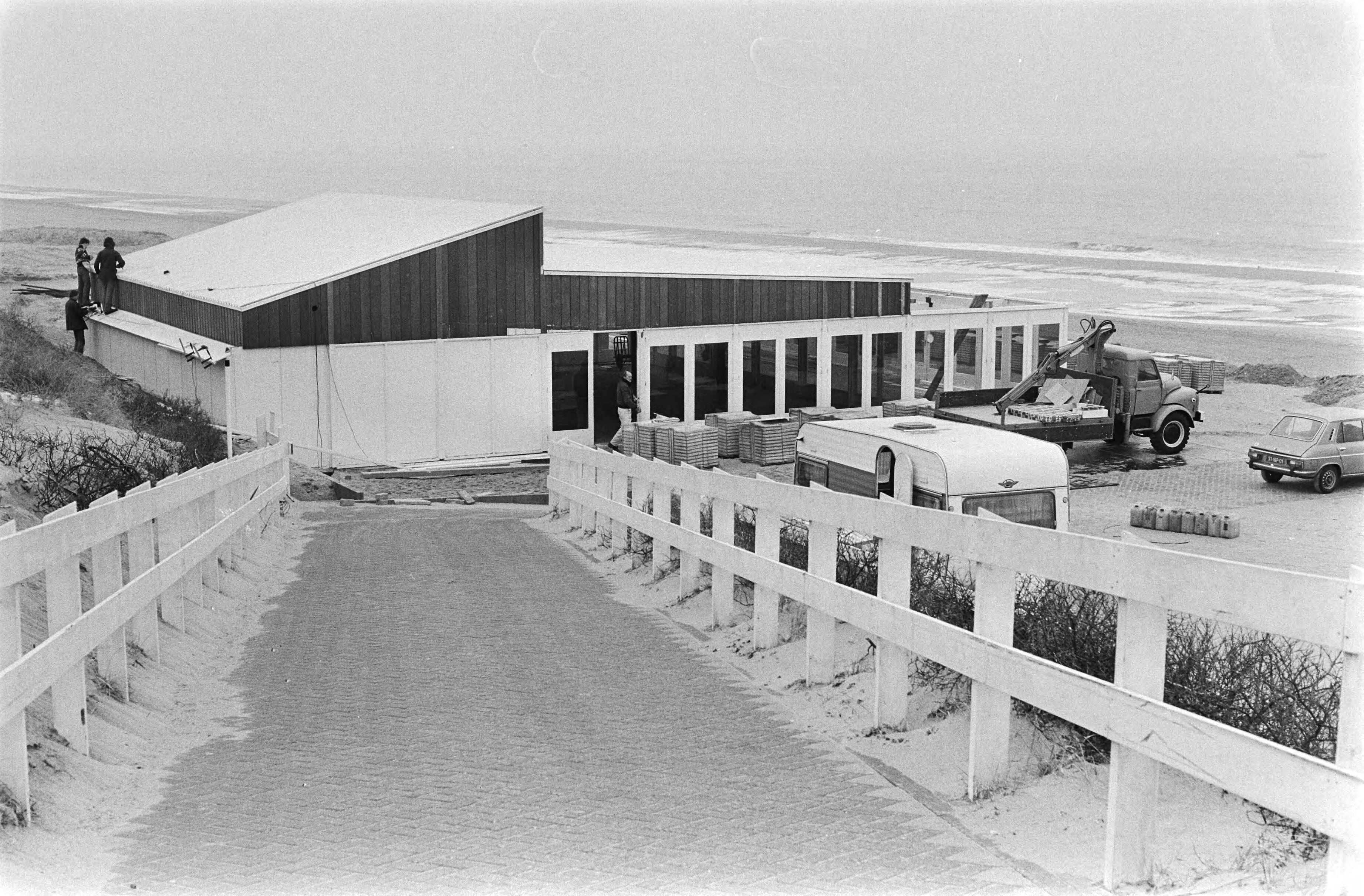 Fotocollectie Anefo — Opbouw strandpaviljoens in Zandvoort — Foto: Suyk, Koen / Anefo. Licentie: Set B: Rechtenvrij / Publiek Domein. Bron: Nationaal Archief. http://hdl.handle.net/10648/acace720-d0b4-102d-bcf8-003048976d84