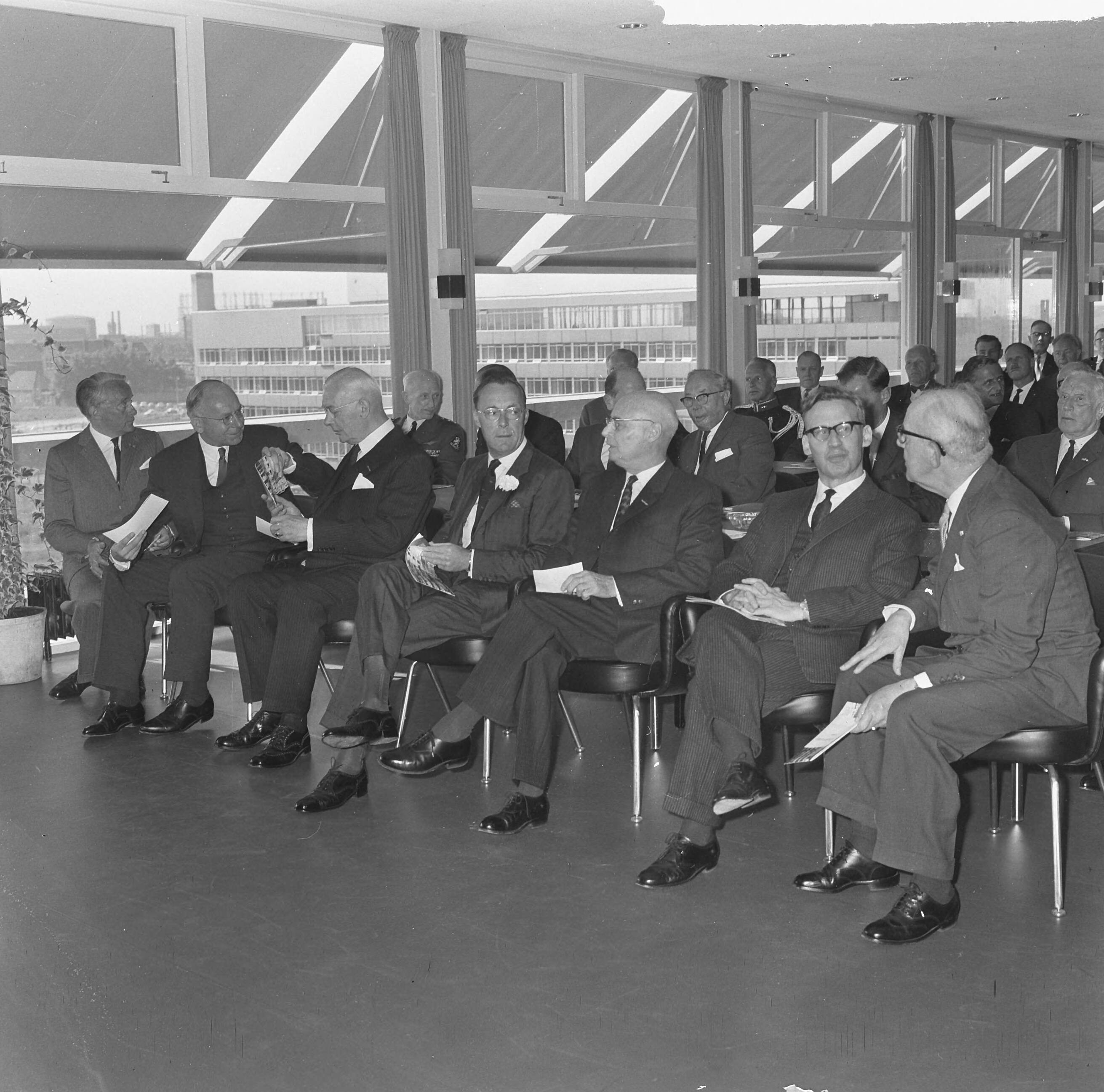 Fotocollectie Anefo — Prins Bernhard opende nieuw gebouw van TNO te Den Haag. Op de eerste rij vlnr., J. Klaasesz (Commissaris der Koningin in Zuid-Holland) , minister A. Vondeling, J.N. Bakhuizen van den Brink, prins Bernhard, H.W. Julius, minister I.A. Diepenhorst en ? — Foto: Koch, Eric / Anefo. Licentie: Set B: Rechtenvrij / Publiek Domein. Bron: Nationaal Archief. http://hdl.handle.net/10648/aaaec506-d0b4-102d-bcf8-003048976d84