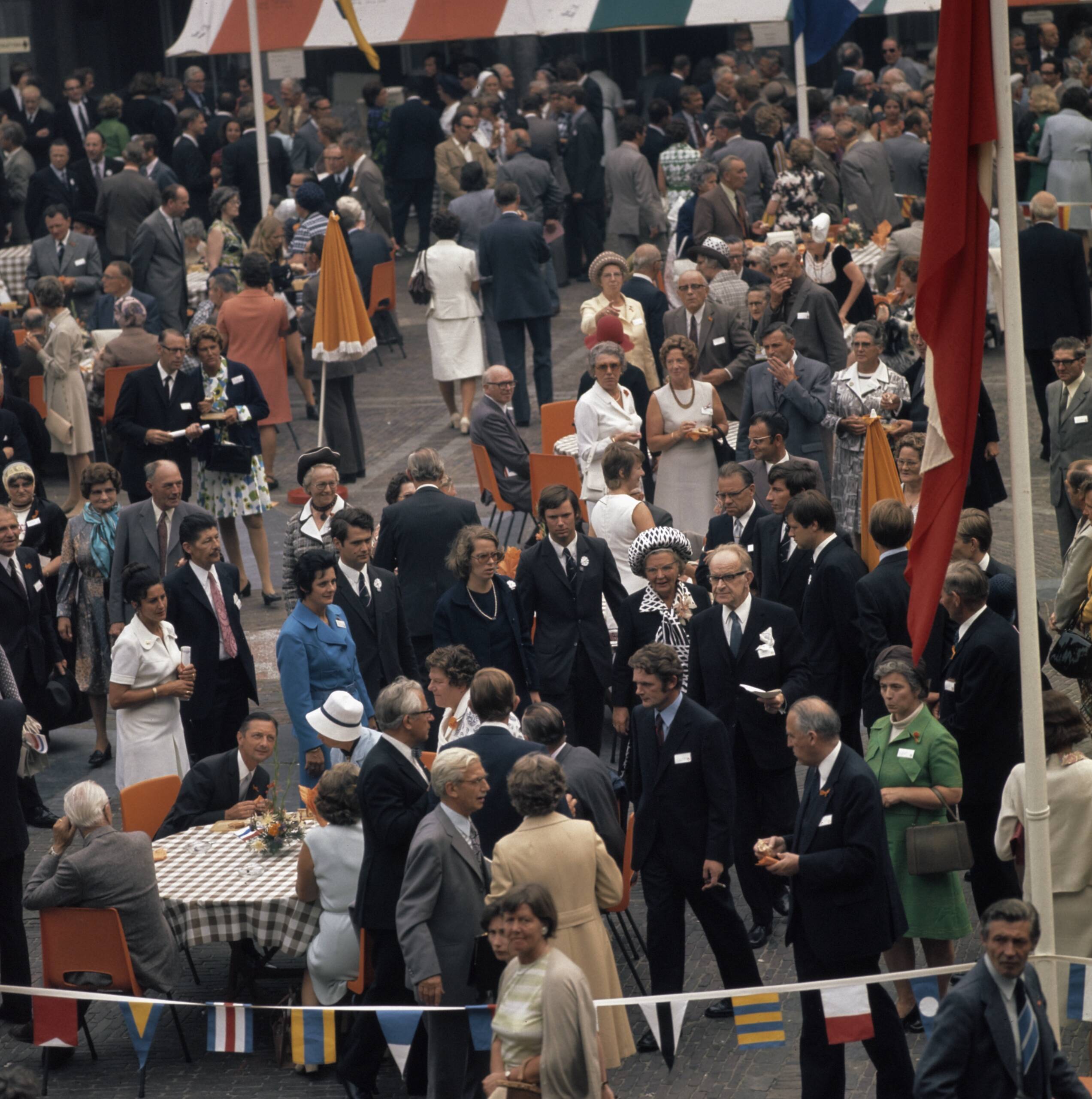 Fotocollectie Anefo — Koninklijke Familie bij viering Regeringsjubileum in Den Haag ; overzichten Binnenhof tijdens koffiemaaltijd — Foto: Mieremet, Rob / Anefo. Licentie: Set B: Rechtenvrij / Publiek Domein. Bron: Nationaal Archief. http://hdl.handle.net/10648/ad929b26-d0b4-102d-bcf8-003048976d84