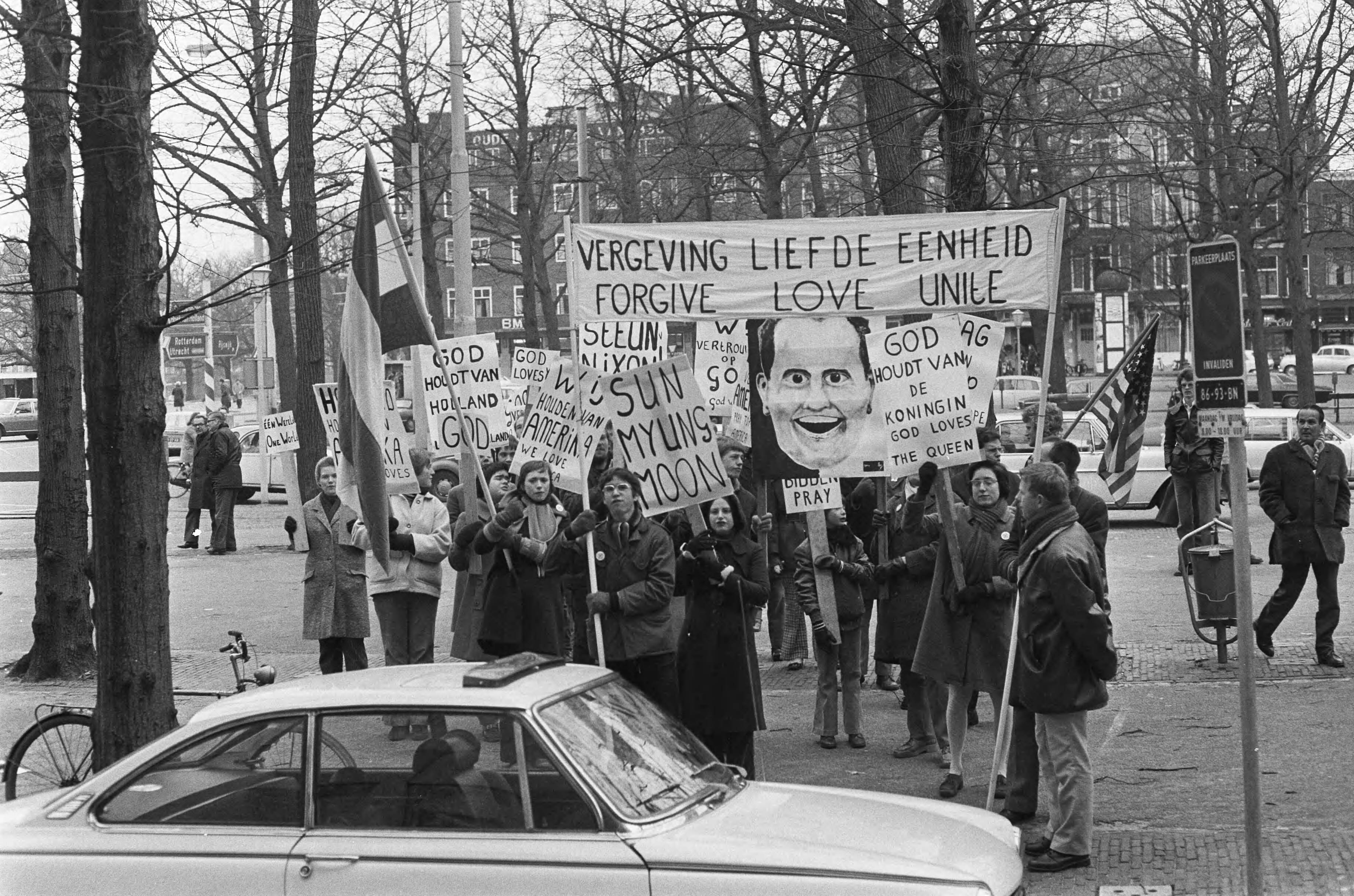 Aanhangers van Sun Myung Moon demonstreren in Den Haag o.a. pro-Nixon — De betogers met spandoeken — Foto: Fotograaf Onbekend / Anefo. Licentie: Set B: Rechtenvrij / Publiek Domein. Bron: Nationaal Archief. http://hdl.handle.net/10648/ac43f954-d0b4-102d-bcf8-003048976d84