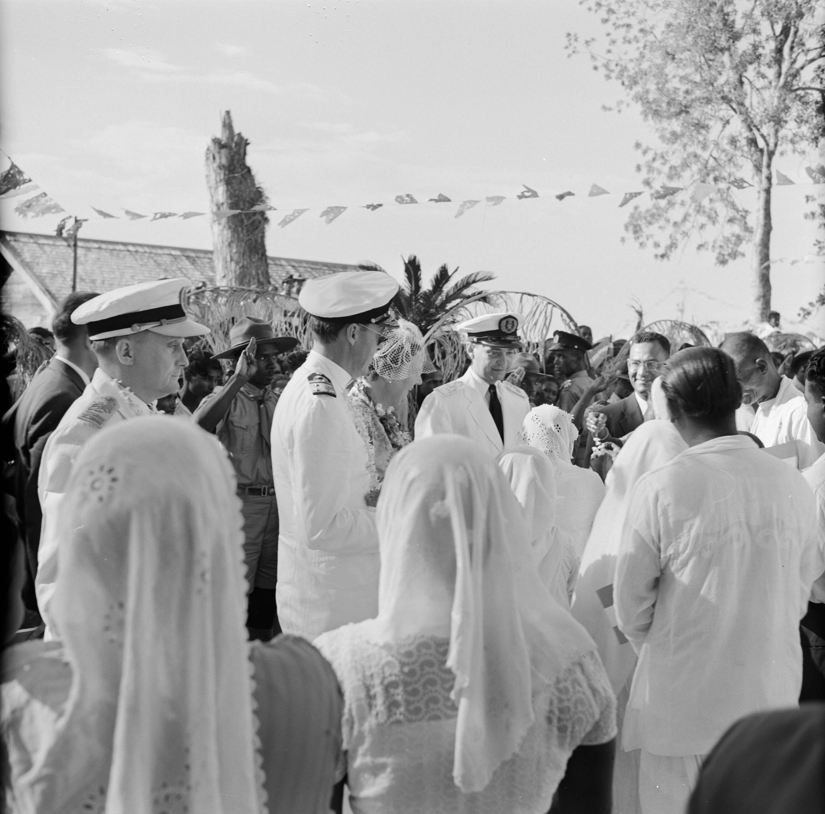 Nederlandse Antillen en Suriname ten tijde van het koninklijk bezoek van koningin Juliana en prins Bernhard in 1955 — Het koninklijk paar wordt begroet in Domburg. Op de voorgrond Hindoestanen — Foto: Poll, Willem van de. Licentie: Set B: Rechtenvrij / Publiek Domein. Bron: Nationaal Archief. http://hdl.handle.net/10648/aeb264e6-d0b4-102d-bcf8-003048976d84