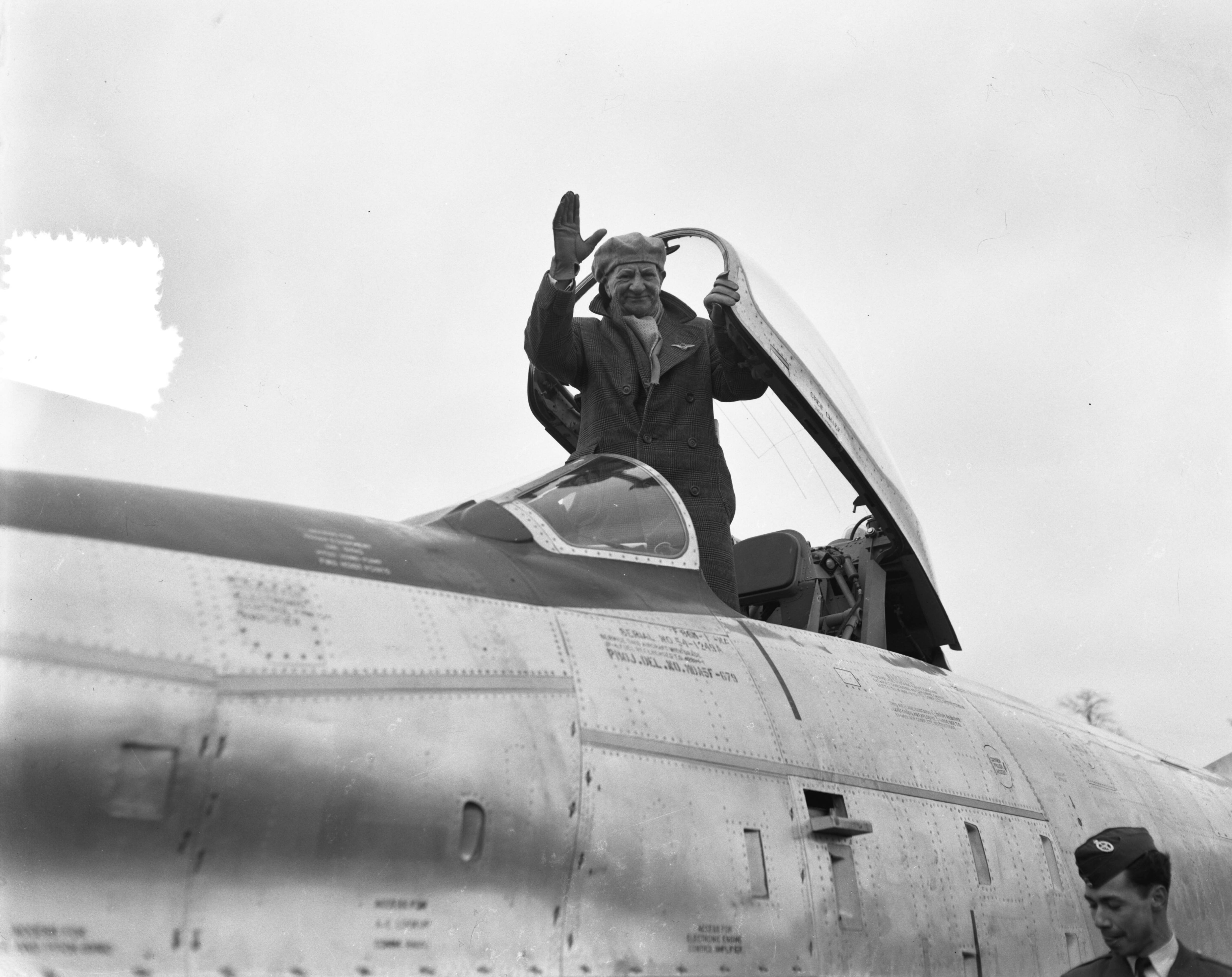 Fotocollectie Anefo — Groot militair vliegbrevet uitgereikt aan Nederlands eerste militaire vlieger, de 75-jarige Marinus van Meel. Van Meel poseert in een F-86 Sabre — Foto: Rossem, Wim van / Anefo. Licentie: Set B: Rechtenvrij / Publiek Domein. Bron: Nationaal Archief. http://hdl.handle.net/10648/ad773494-d0b4-102d-bcf8-003048976d84