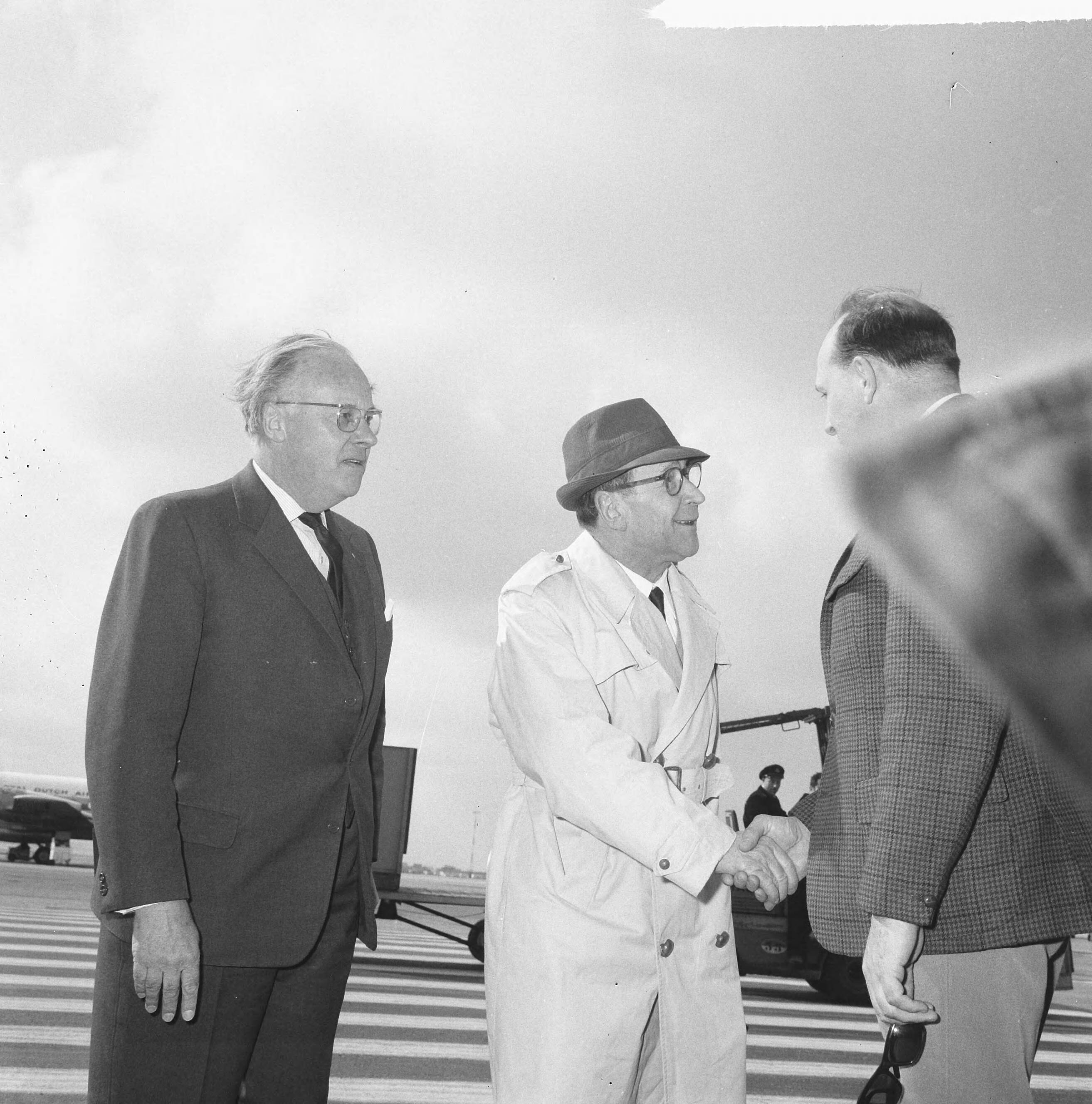 Fotocollectie Anefo — Aankomst Georges Simenon (auteur) op Schiphol, hier tijdens persconferentie. Hij kwam naar Nederland op uitnodiging van zijn Nederlandse uitgever A.W. Bruna (links) — Foto: Nijs, Jac. de / Anefo. Licentie: Set B: Rechtenvrij / Publiek Domein. Bron: Nationaal Archief. http://hdl.handle.net/10648/aaa67f18-d0b4-102d-bcf8-003048976d84