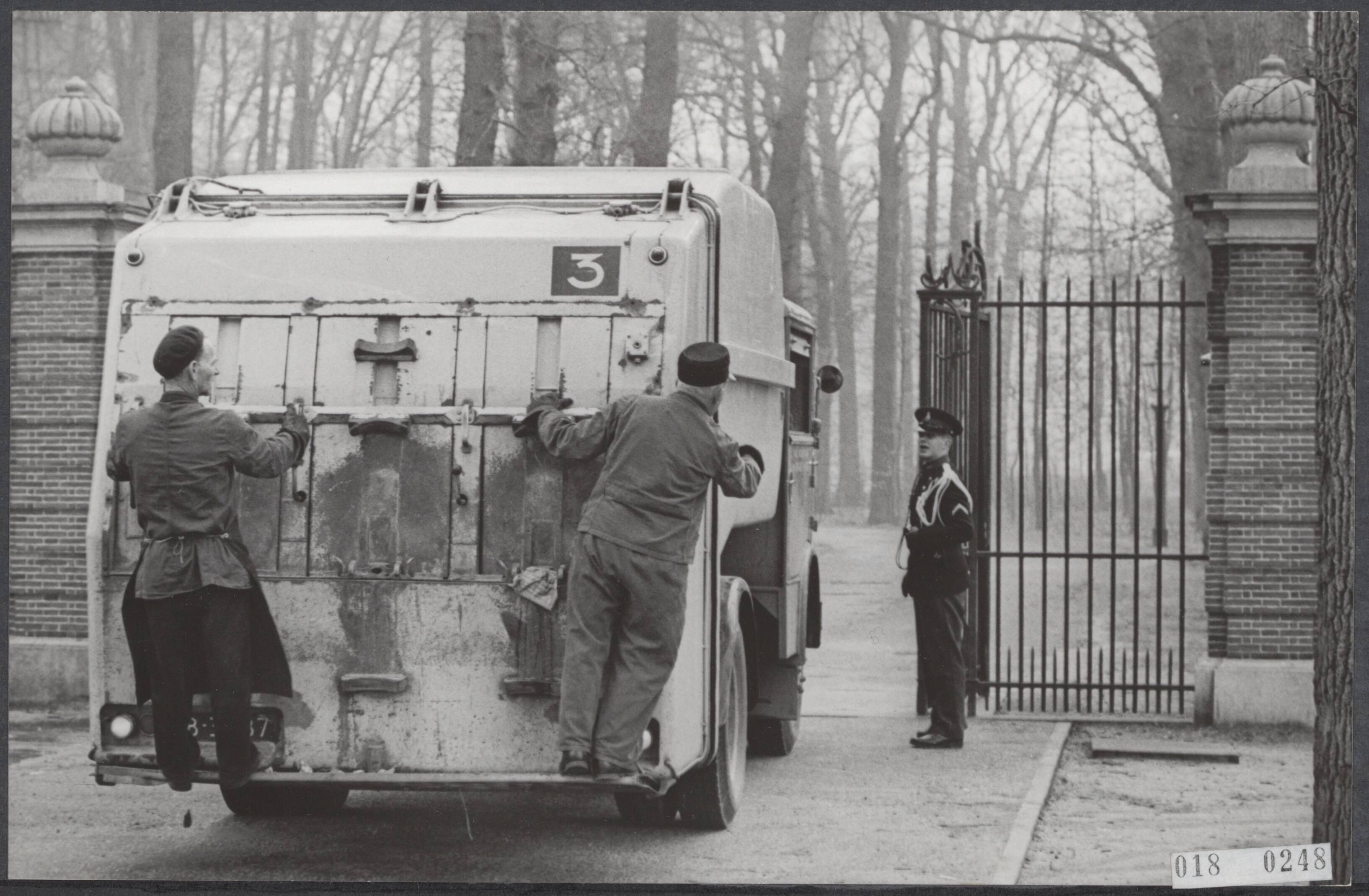 Fotocollectie Elsevier Binnenland — [Serie: drukte rond paleis Drakensteyn en in Lage Vuursche i.v.m. geboorte kroonprins] Wel en wee rond kasteel Drakensteyn. Wanneer er nog volledige rust heerst komt als een der eerste bezoekers, de vuilnisman, die de marechaussee mag passeren en het hek binnen rijden. — Foto: Kroon, Ron / Anefo. Licentie: Set B: Rechtenvrij / Publiek Domein. Bron: Nationaal Archief. http://hdl.handle.net/10648/adc1aea2-d0b4-102d-bcf8-003048976d84