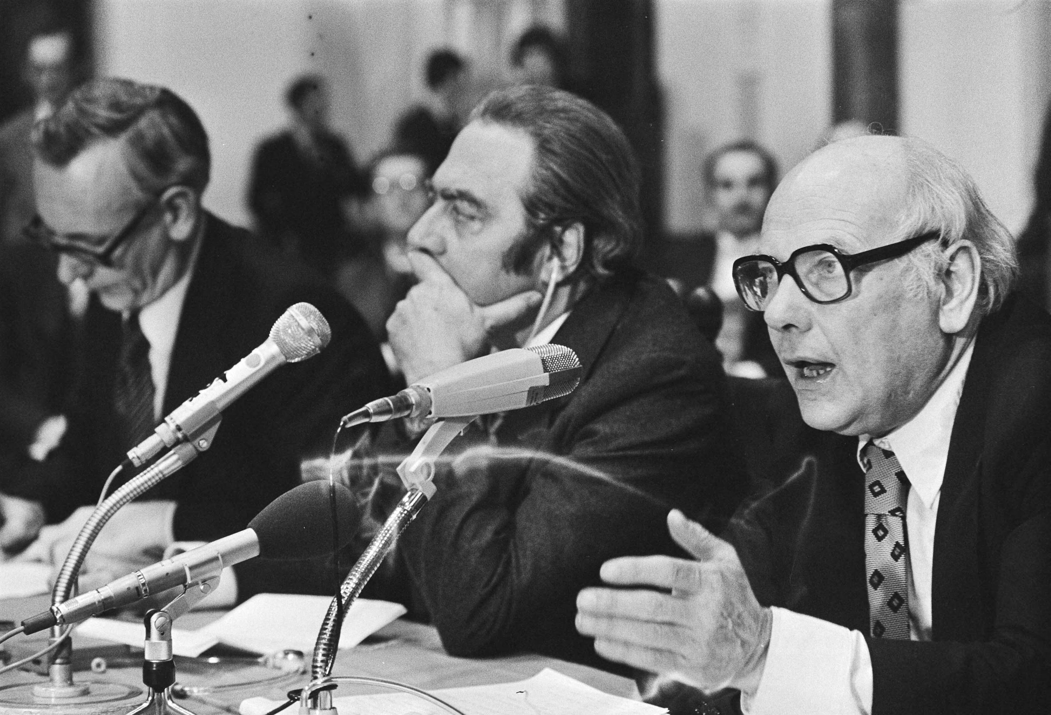 Fotocollectie Anefo — Persconferentie na afloop "Overleg van de 9" , Den Haag Den Uyl , koppen — Foto: Verhoeff, Bert / Anefo. Licentie: Set B: Rechtenvrij / Publiek Domein. Bron: Nationaal Archief. http://hdl.handle.net/10648/ac911e3c-d0b4-102d-bcf8-003048976d84