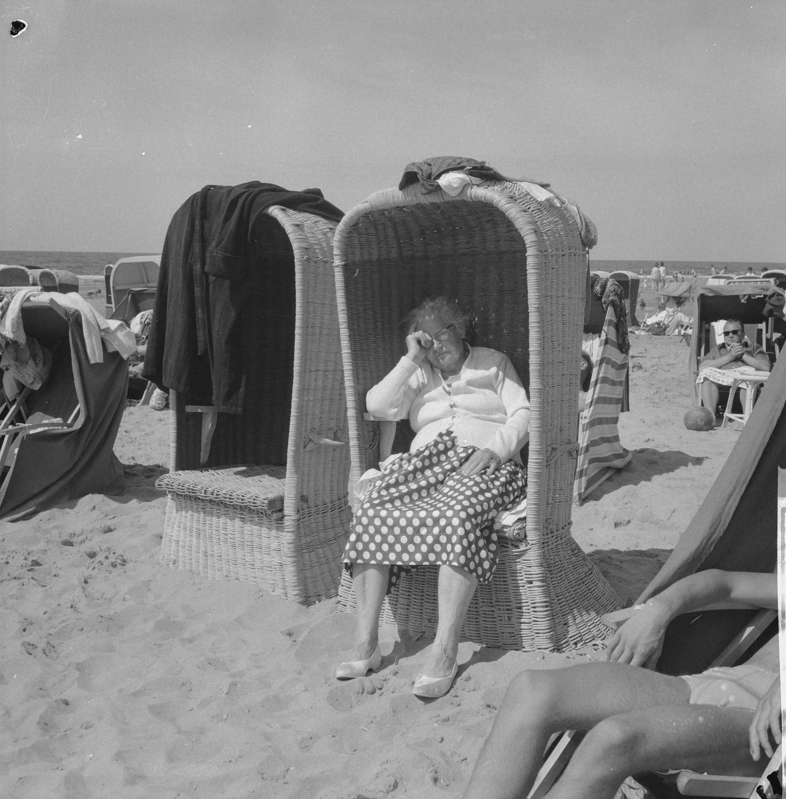 Fotocollectie Anefo — Mooi weer aan het strand in Zandvoort, "grootmoe" in strandstoel — Foto: Rossem, Wim van / Anefo. Licentie: Set B: Rechtenvrij / Publiek Domein. Bron: Nationaal Archief. http://hdl.handle.net/10648/a9b5c906-d0b4-102d-bcf8-003048976d84