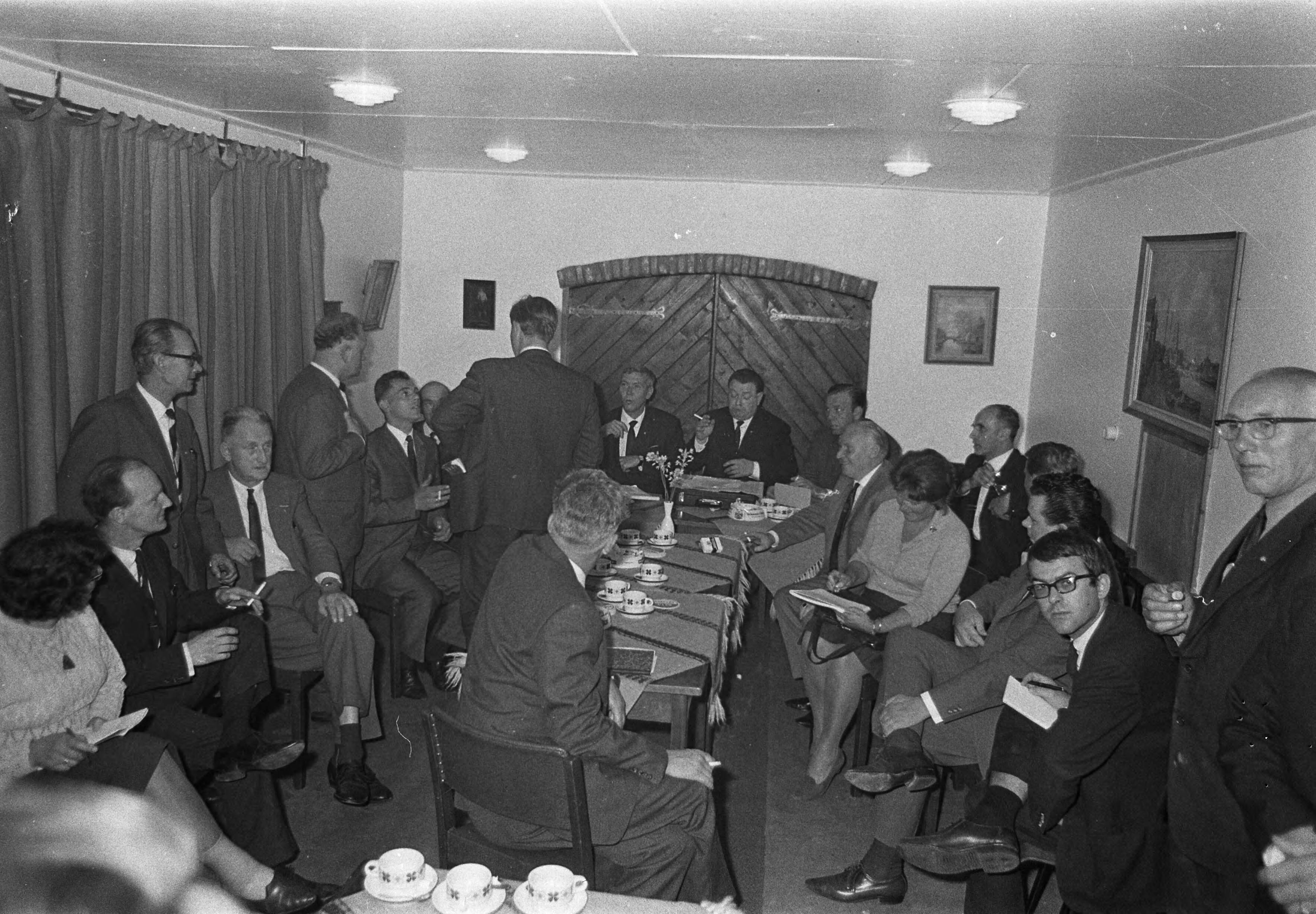 Noodraad Boerenpartij komt in Blaricum bijeen — Noodraad Boerenpartij komt in Blaricum bijeen. De Noodraad in zitting bijeen — Foto: Fotograaf Onbekend / Anefo. Licentie: Set B: Rechtenvrij / Publiek Domein. Bron: Nationaal Archief. http://hdl.handle.net/10648/aafe3b90-d0b4-102d-bcf8-003048976d84