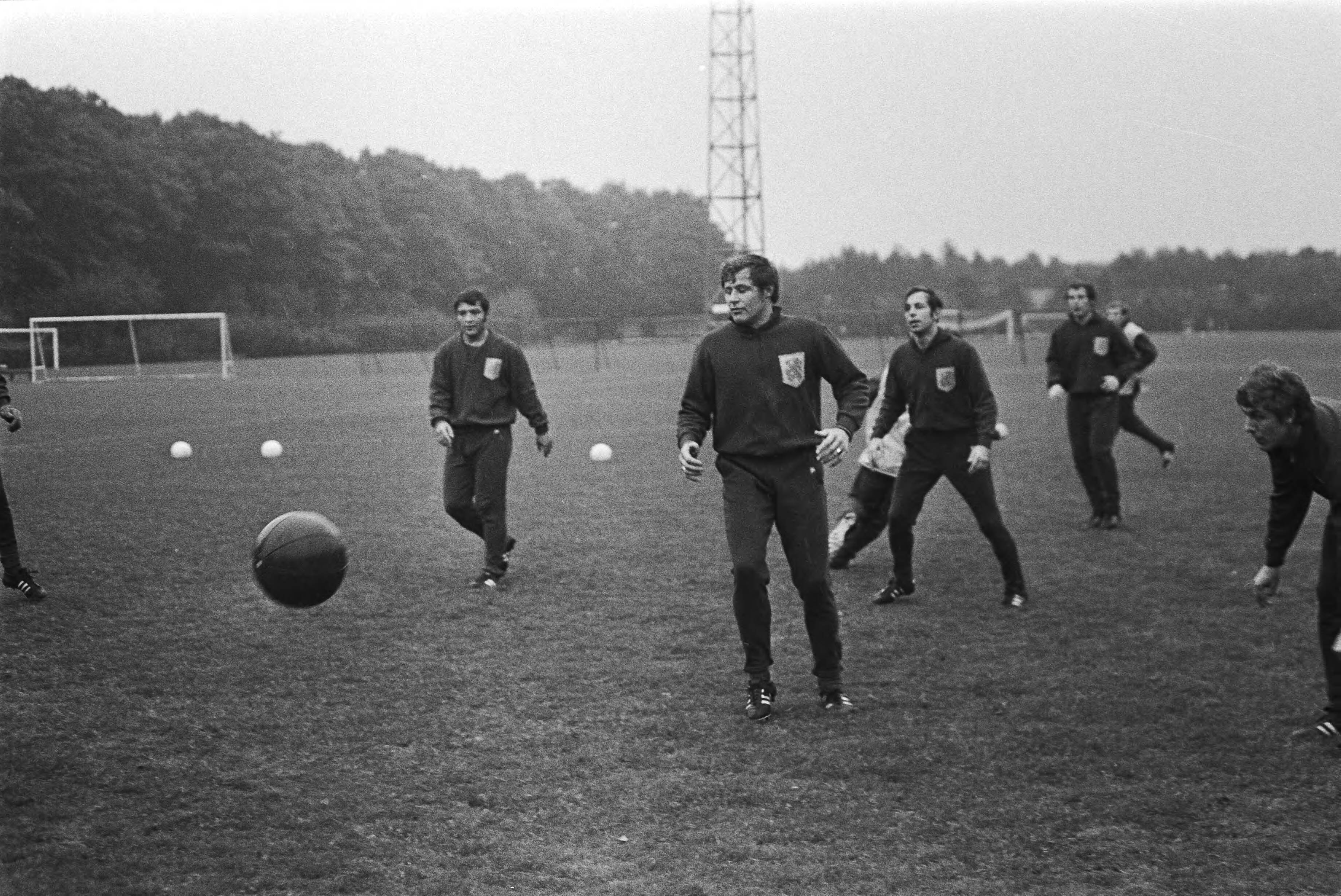 Fotocollectie Anefo — Selectie voor Nederlands elftal traint in KNVB-centrum, Zeist voor wedstrijd tegen Joegoslavie; nr. 18: Fadhronc, kop — Foto: Mieremet, Rob / Anefo. Licentie: Set B: Rechtenvrij / Publiek Domein. Bron: Nationaal Archief. http://hdl.handle.net/10648/aba5bda2-d0b4-102d-bcf8-003048976d84
