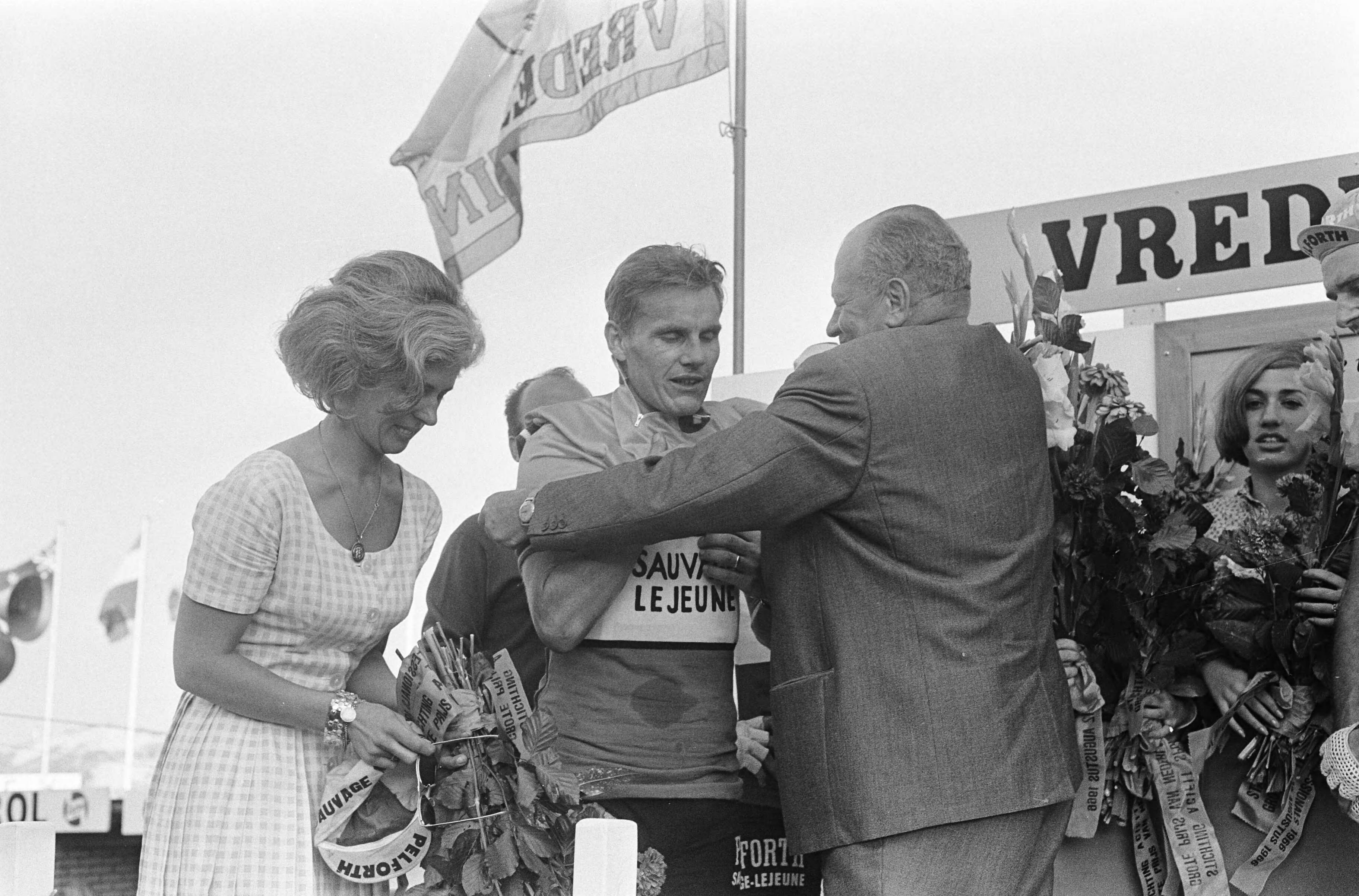 Fotocollectie Anefo — Grote Prijs van Nederland op circuit Zandvoort, Janssen krijgt trui aan van Vyth — Foto: Koch, Eric / Anefo. Licentie: Set B: Rechtenvrij / Publiek Domein. Bron: Nationaal Archief. http://hdl.handle.net/10648/aaf625b8-d0b4-102d-bcf8-003048976d84