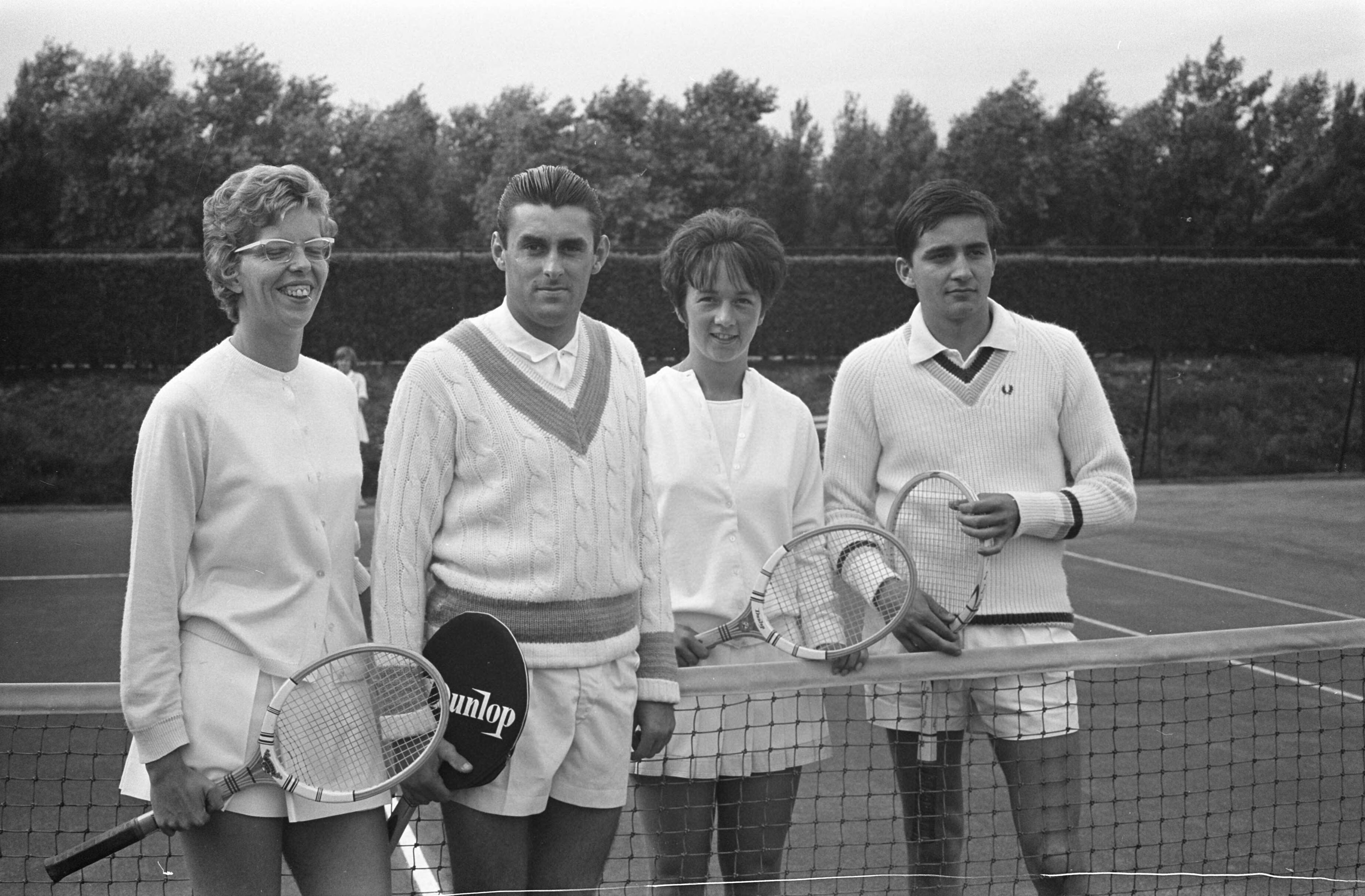 Tennis : Nederland tegen België — Tennis. Nederland tegen België in Tennispark Hanenburg te Den Haag. Gemengd dubbel, de spelers — Foto: Fotograaf Onbekend / Anefo. Licentie: Set B: Rechtenvrij / Publiek Domein. Bron: Nationaal Archief. http://hdl.handle.net/10648/aa14fd36-d0b4-102d-bcf8-003048976d84
