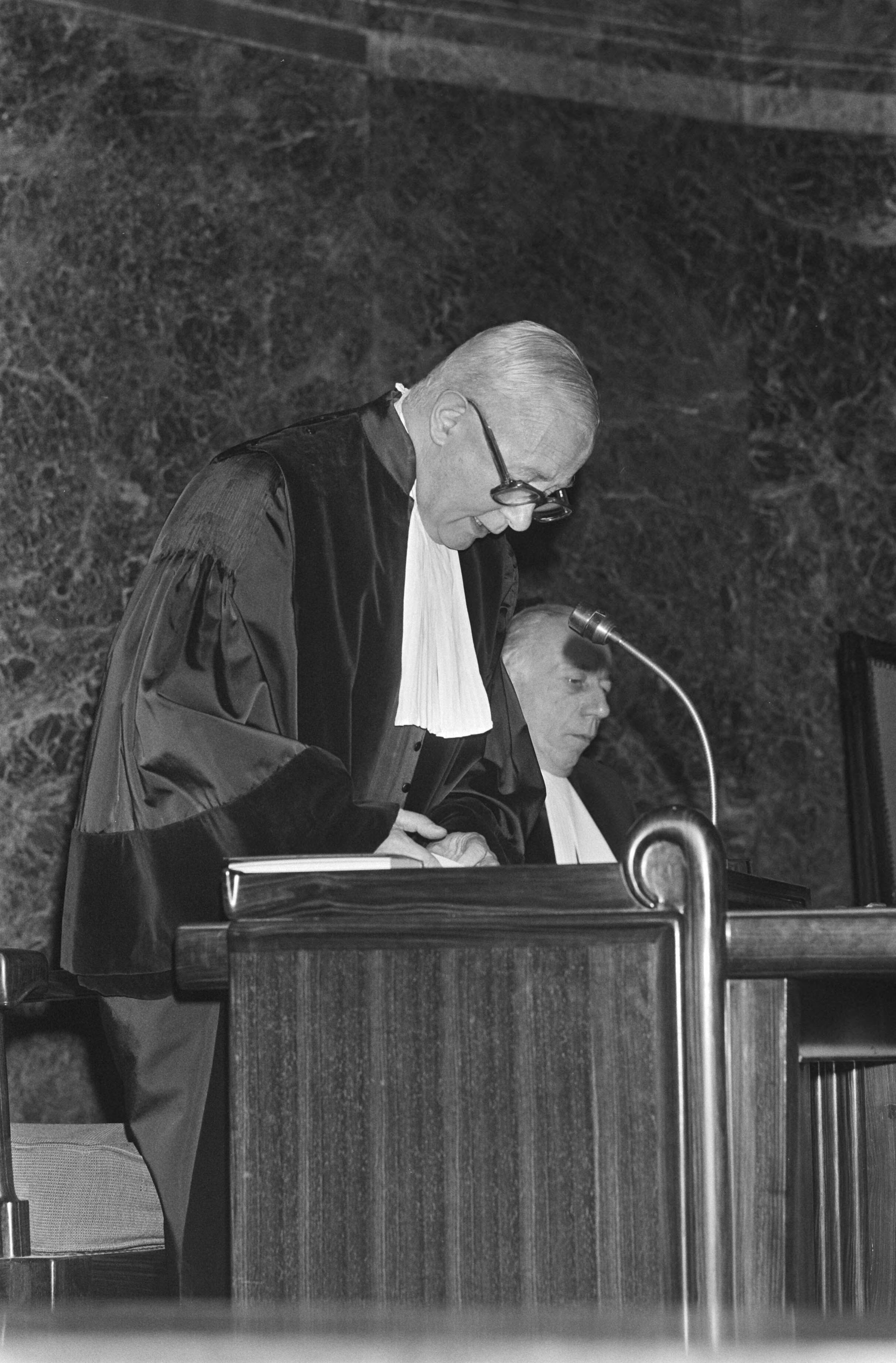 Fotocollectie Anefo — Voor Hoge Raad in Den Haag advocaat-generaal mr. J. Remmelink visie op zaak Menten, mr. Remmelink aan woord in Hoge Raad — Foto: Antonisse, Marcel / Anefo. Licentie: Set B: Rechtenvrij / Publiek Domein. Bron: Nationaal Archief. http://hdl.handle.net/10648/aceea2d2-d0b4-102d-bcf8-003048976d84