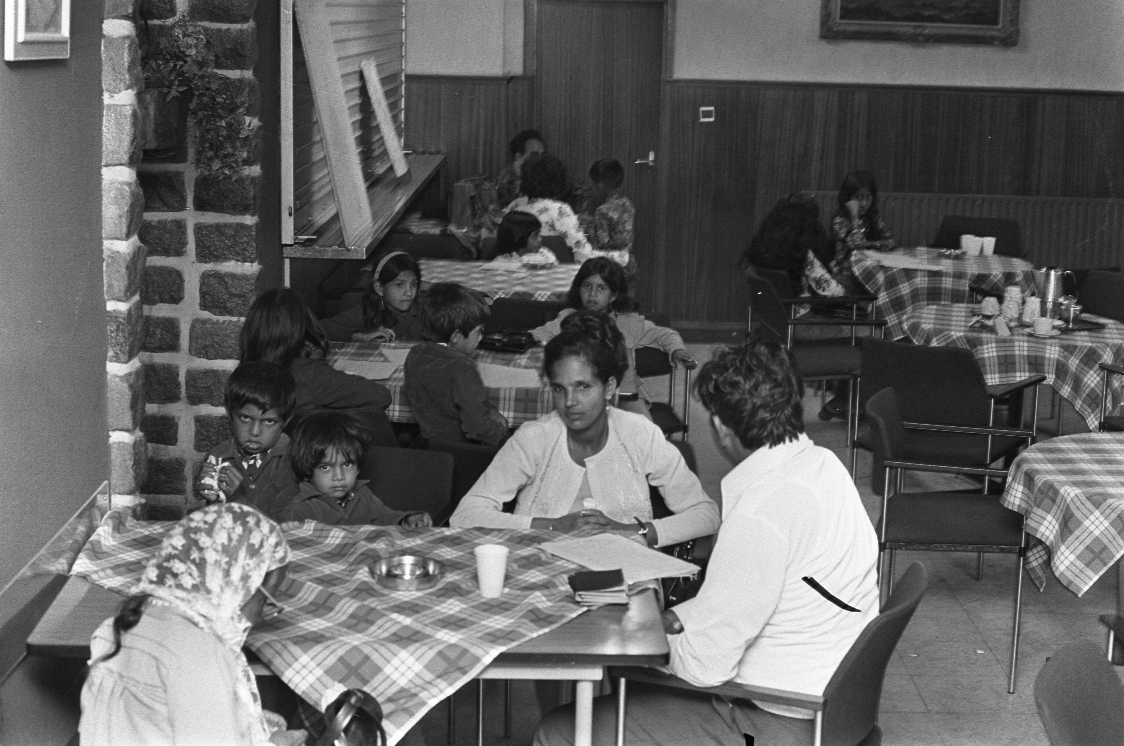 Fotocollectie Anefo — Aankomst Surinamers op vliegveld Schiphol en opvang in het Witte Huis te Soest; Surinamers in het Witte Huis — Foto: Peters, Hans / Anefo. Licentie: Set B: Rechtenvrij / Publiek Domein. Bron: Nationaal Archief. http://hdl.handle.net/10648/ac718fd6-d0b4-102d-bcf8-003048976d84