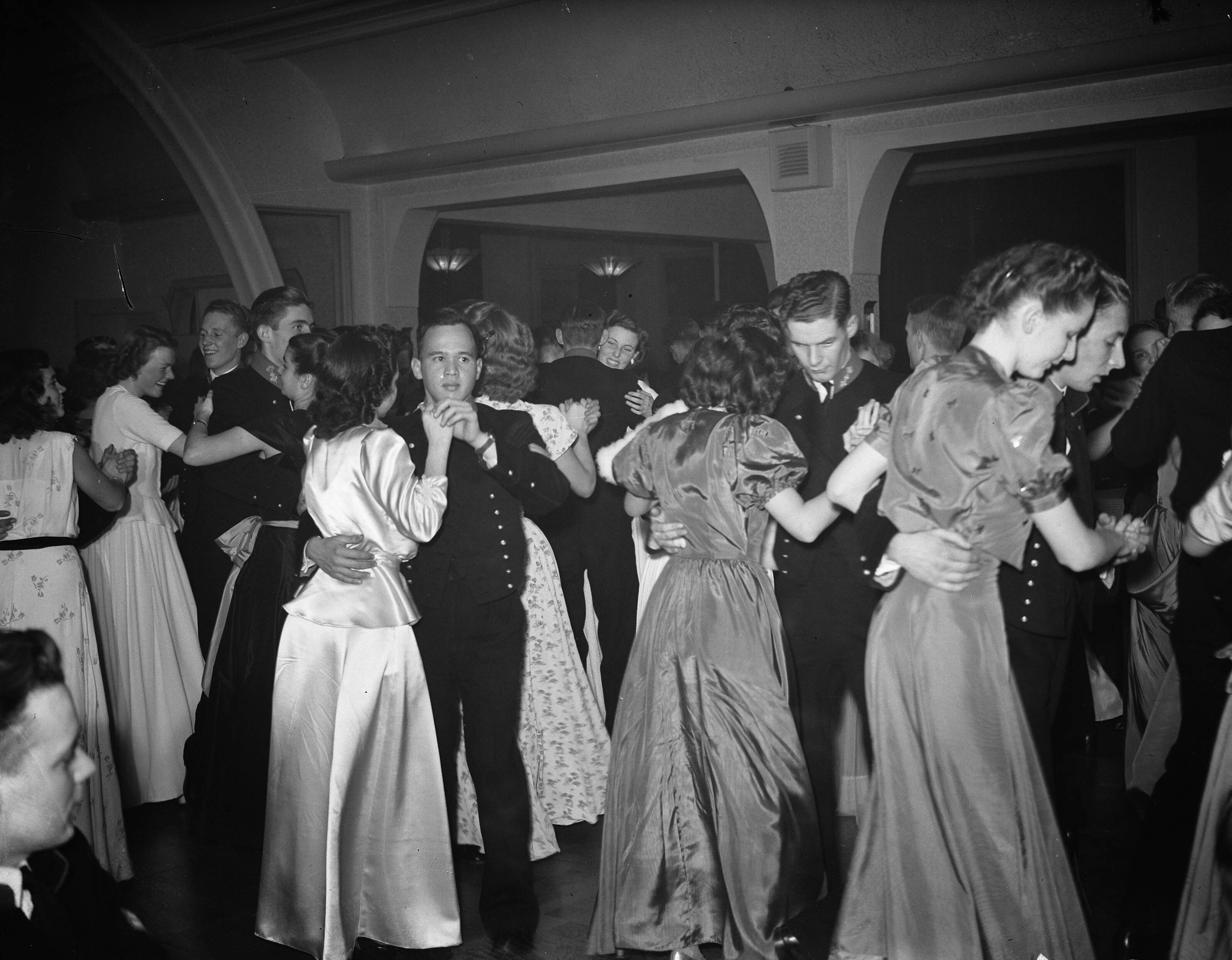 Fotocollectie Anefo — Bal adelborsten Kurhaus Scheveningen @ — Foto: Merk, Ben / Anefo. Licentie: Set B: Rechtenvrij / Publiek Domein. Bron: Nationaal Archief. http://hdl.handle.net/10648/a8c1835a-d0b4-102d-bcf8-003048976d84