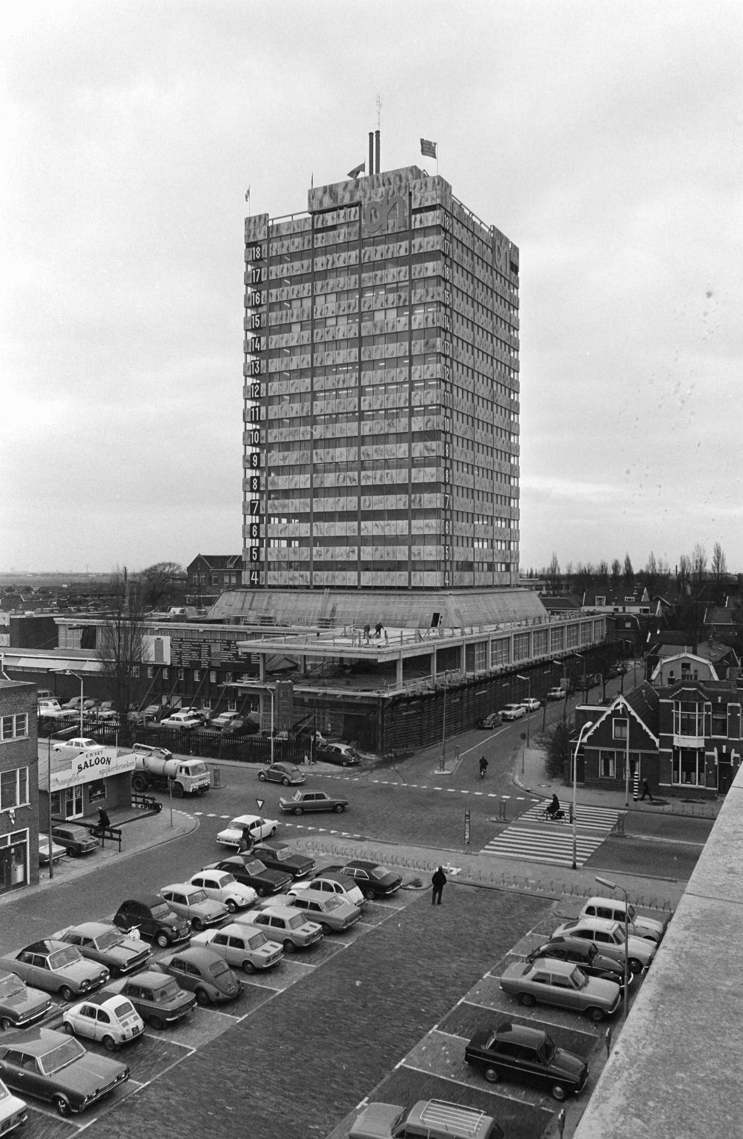 Fotocollectie Anefo — Hoogste punt bereikt van nieuw hoofdkantoor Albert Heyn Zaandam — Foto: Evers, Joost / Anefo. Licentie: Set B: Rechtenvrij / Publiek Domein. Bron: Nationaal Archief. http://hdl.handle.net/10648/abb258dc-d0b4-102d-bcf8-003048976d84