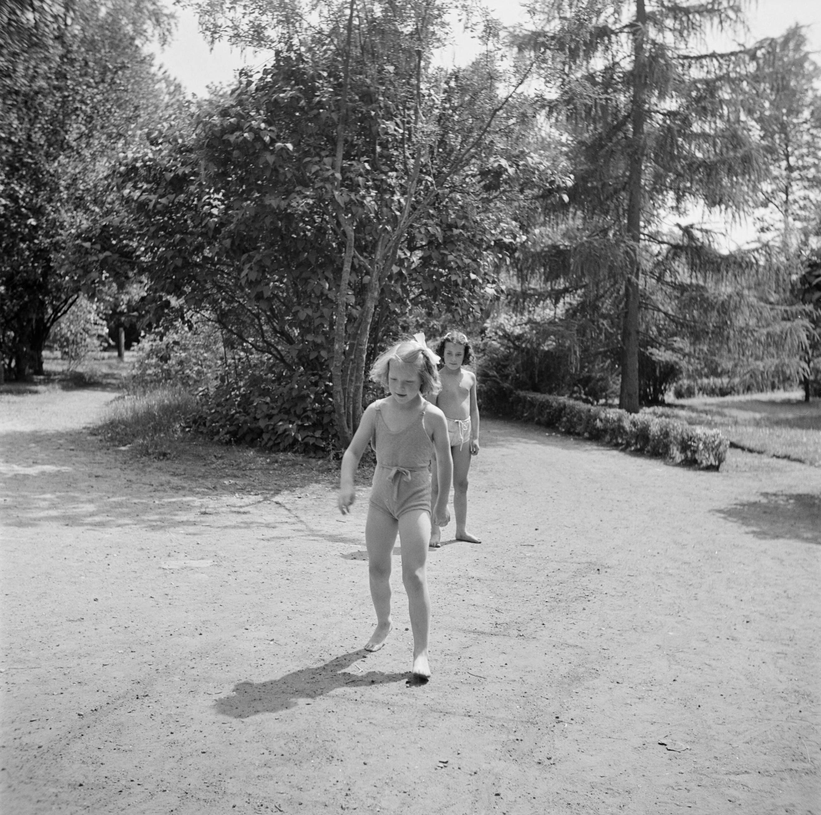 Prinses Beatrix en prinses Irene op de Werkplaats Kindergemeenschap van Kees Boeke te Bilthoven — Prinses Irene met een klasgenote in de tuin — Foto: Poll, Willem van de. Licentie: Set B: Rechtenvrij / Publiek Domein. Bron: Nationaal Archief. http://hdl.handle.net/10648/aee81000-d0b4-102d-bcf8-003048976d84