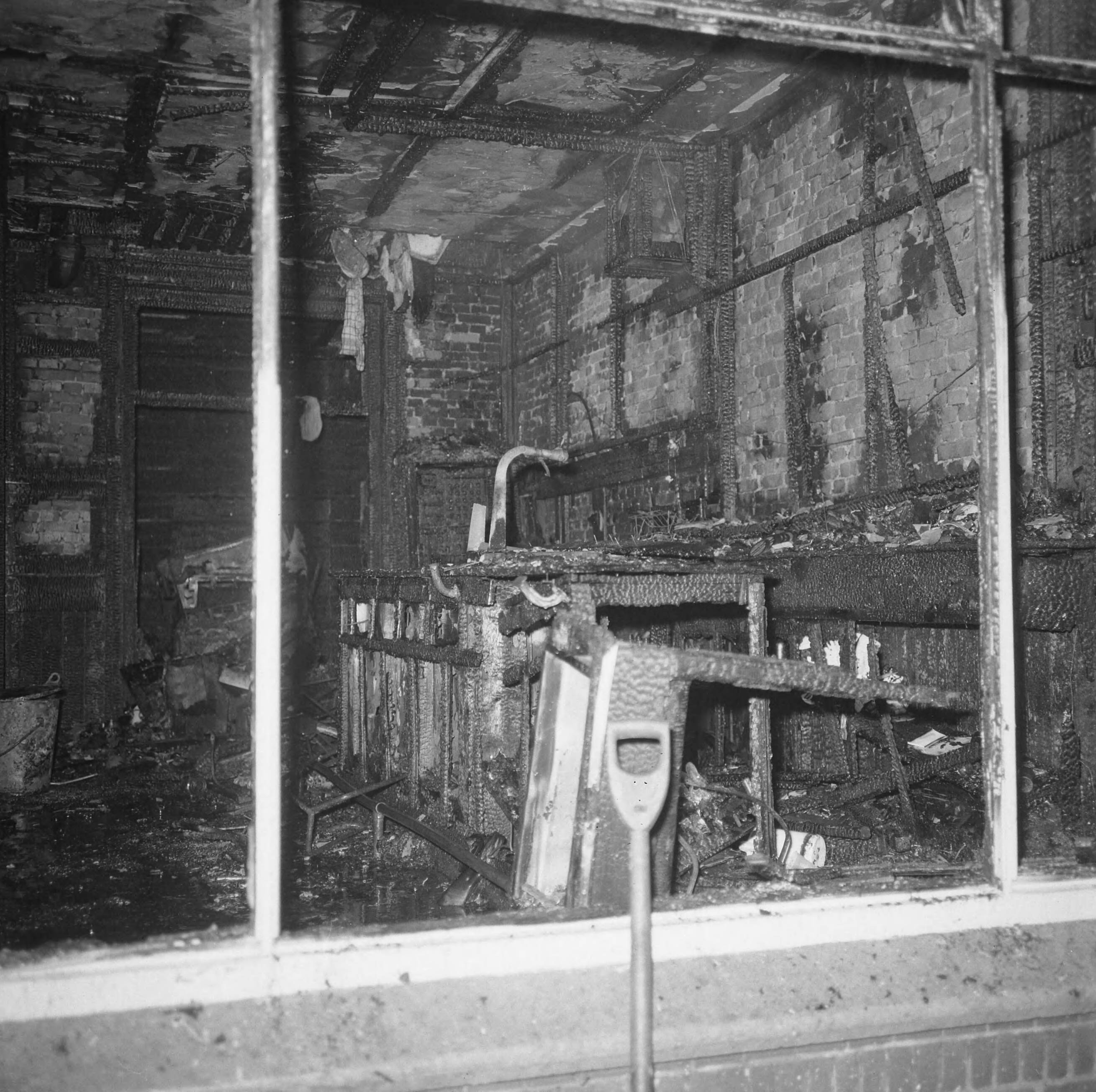 Fotocollectie Anefo — Vier doden bij brand in cafe te Zaandam. Het uitgebrande pand — Foto: Evers, Joost / Anefo. Licentie: Set B: Rechtenvrij / Publiek Domein. Bron: Nationaal Archief. http://hdl.handle.net/10648/ab3117b8-d0b4-102d-bcf8-003048976d84