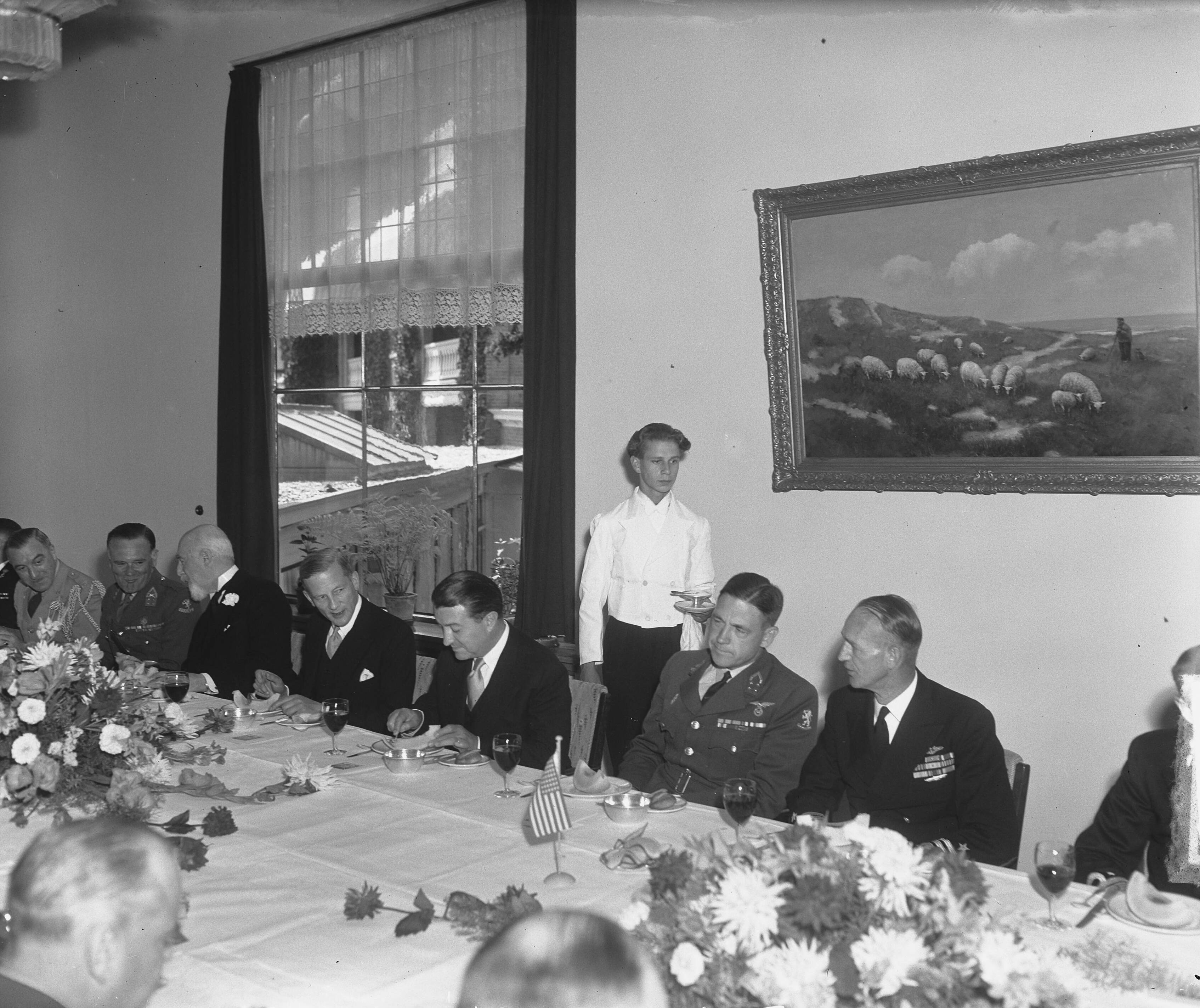 Fotocollectie Anefo — Lunch Kasteel Oud Wassenaar. Bezoek Admiraal Conolly — Foto: Merk, Ben / Anefo. Licentie: Set B: Rechtenvrij / Publiek Domein. Bron: Nationaal Archief. http://hdl.handle.net/10648/a8cbc590-d0b4-102d-bcf8-003048976d84