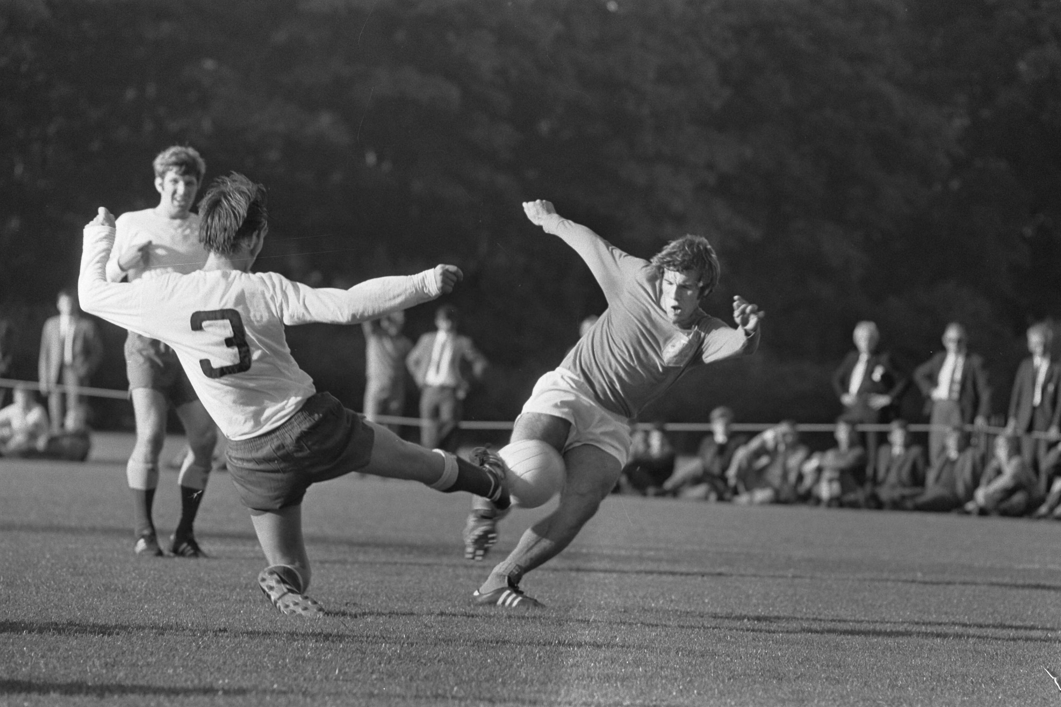 Fotocollectie Anefo — Oefenwedstrijd Nederlands elftal De Graafschap in het UNVB trainingscentrum "Zeist": Sjaak Roggeveen (r) , aktie — Foto: Evers, Joost / Anefo. Licentie: Set B: Rechtenvrij / Publiek Domein. Bron: Nationaal Archief. http://hdl.handle.net/10648/ab7836f2-d0b4-102d-bcf8-003048976d84