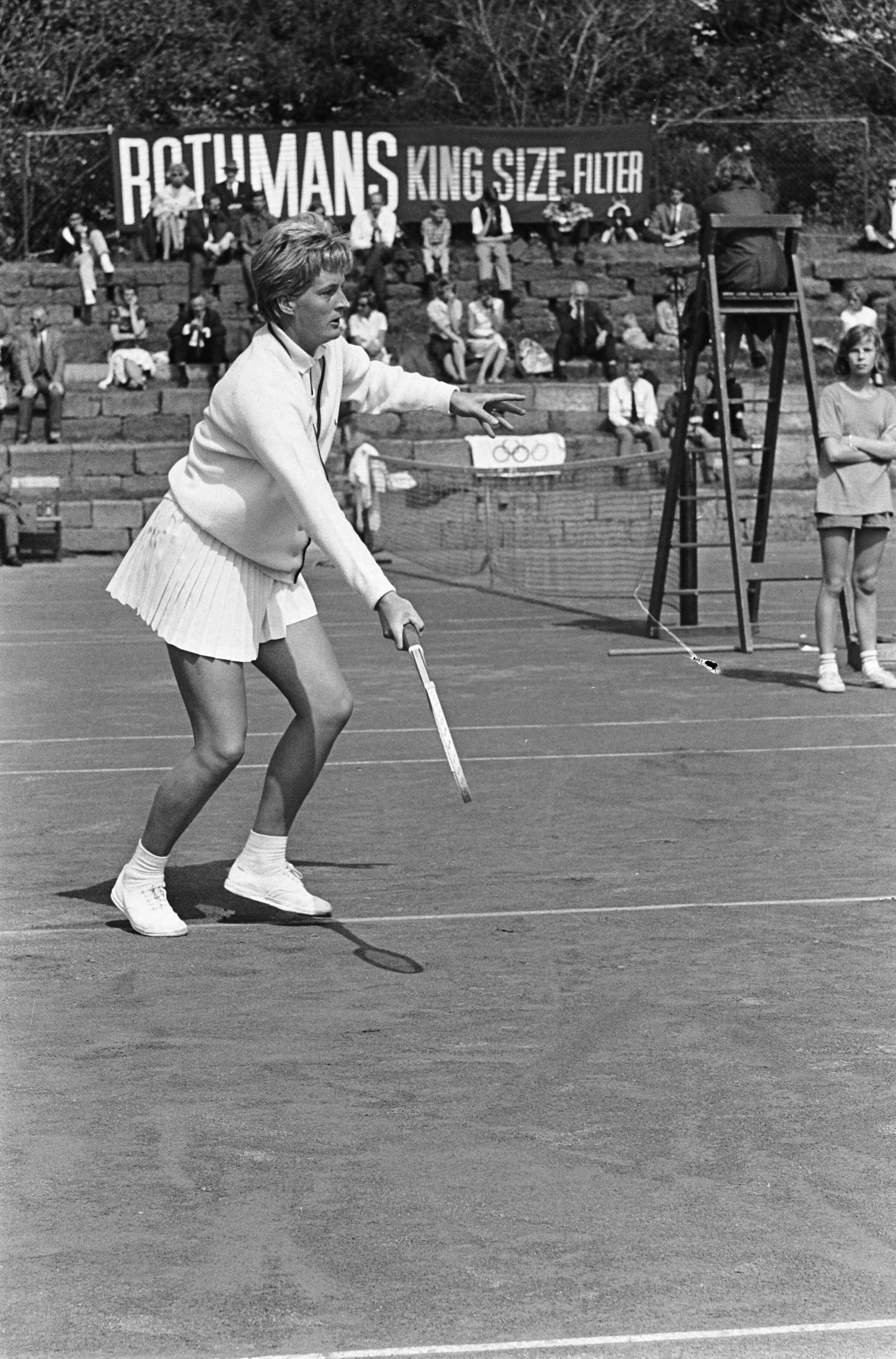 Fotocollectie Anefo — Nederlandse tenniskampioenschappen op de METS-banen te Scheveningen, Elly Krocke in actie — Foto: Koch, Eric / Anefo. Licentie: Set B: Rechtenvrij / Publiek Domein. Bron: Nationaal Archief. http://hdl.handle.net/10648/aab9e2ba-d0b4-102d-bcf8-003048976d84
