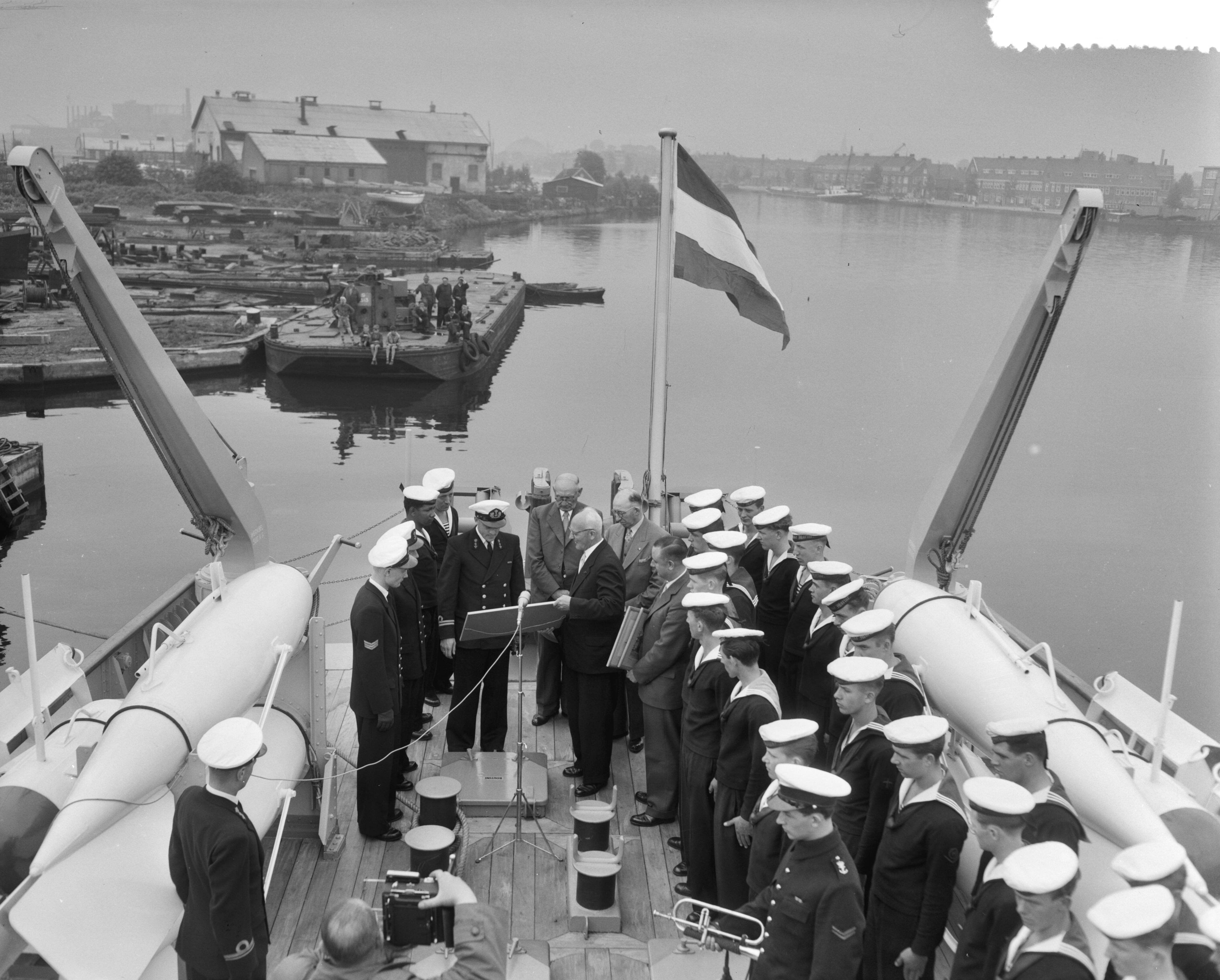 Fotocollectie Anefo — Indienststelling kustmijnenveger Hr. Ms. "Steenwijk" bij Haarlemse Scheepsbouwmaatschappij — Foto: Pot, Harry / Anefo. Licentie: Set B: Rechtenvrij / Publiek Domein. Bron: Nationaal Archief. http://hdl.handle.net/10648/a94bff12-d0b4-102d-bcf8-003048976d84
