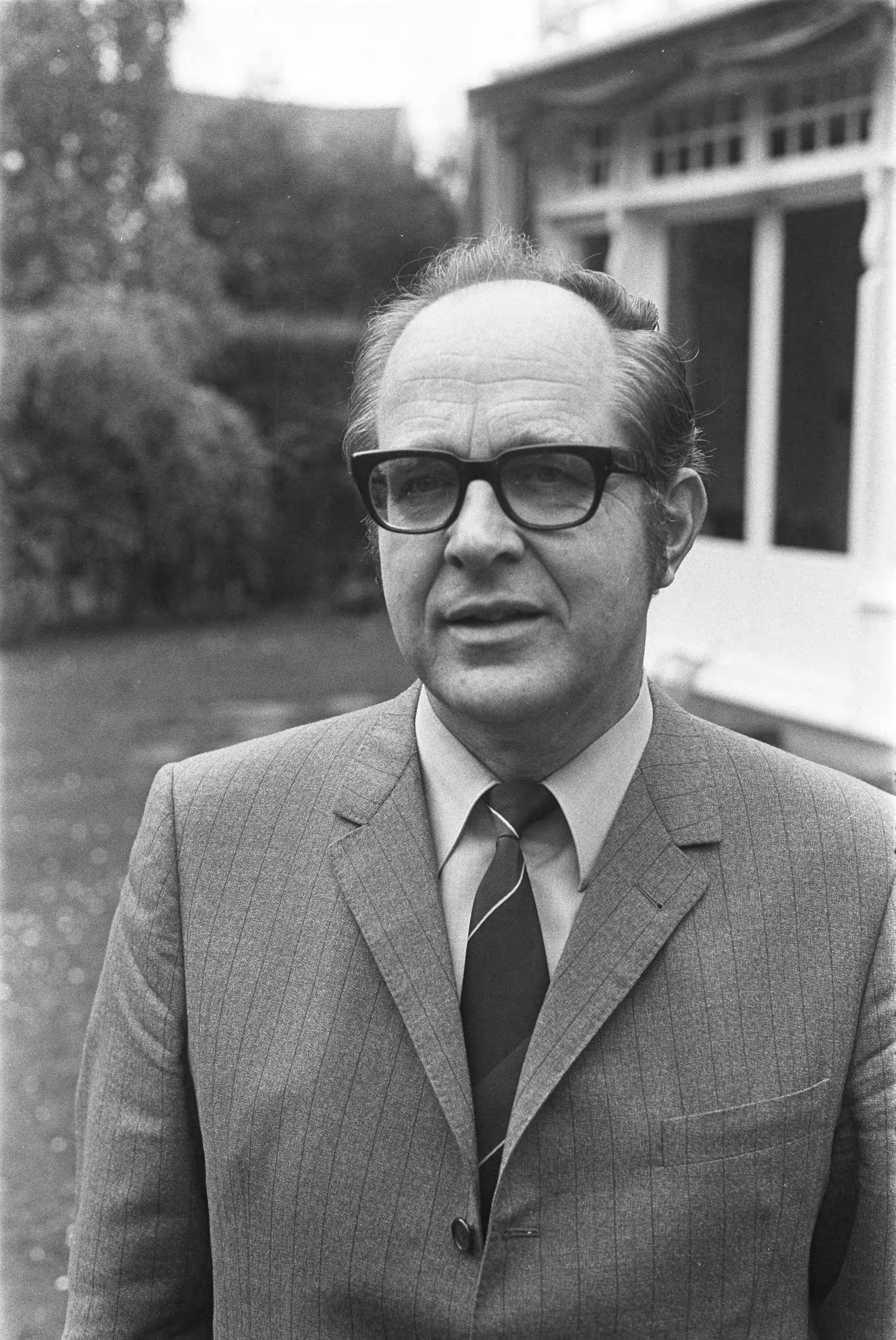 Fotocollectie Anefo — Opdracht Eva; ds. Klamer , Hilversum, kop — Foto: Koch, Eric / Anefo. Licentie: Set B: Rechtenvrij / Publiek Domein. Bron: Nationaal Archief. http://hdl.handle.net/10648/aba8dfa0-d0b4-102d-bcf8-003048976d84