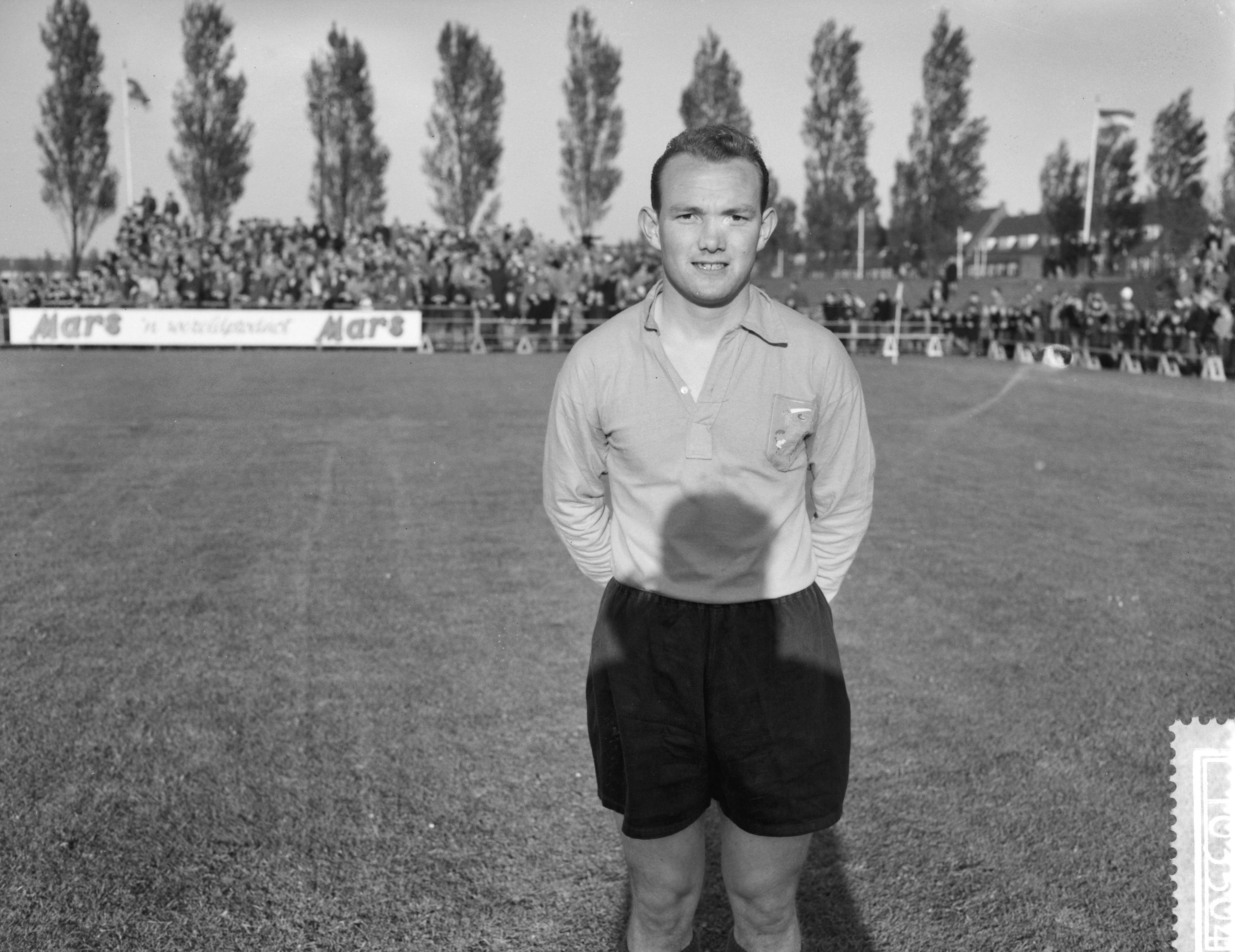 Fotocollectie Anefo — Voetbal. Nederlands amateurelftal tegen Frankrijk te Leeuwarden 1-1. Midvoor van Nederland, Harm van Dalfzen (Sportclub Genemuiden) — Foto: Rossem, Wim van / Anefo. Licentie: Set B: Rechtenvrij / Publiek Domein. Bron: Nationaal Archief. http://hdl.handle.net/10648/a99345c0-d0b4-102d-bcf8-003048976d84